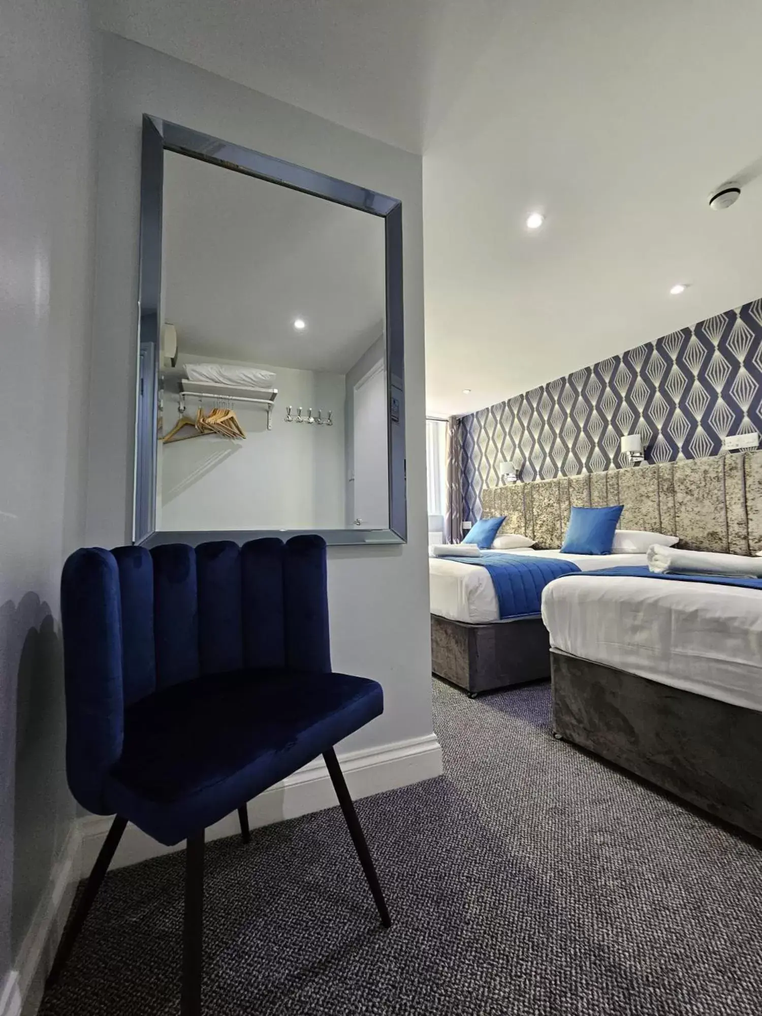 Bedroom, Bed in George Hotel