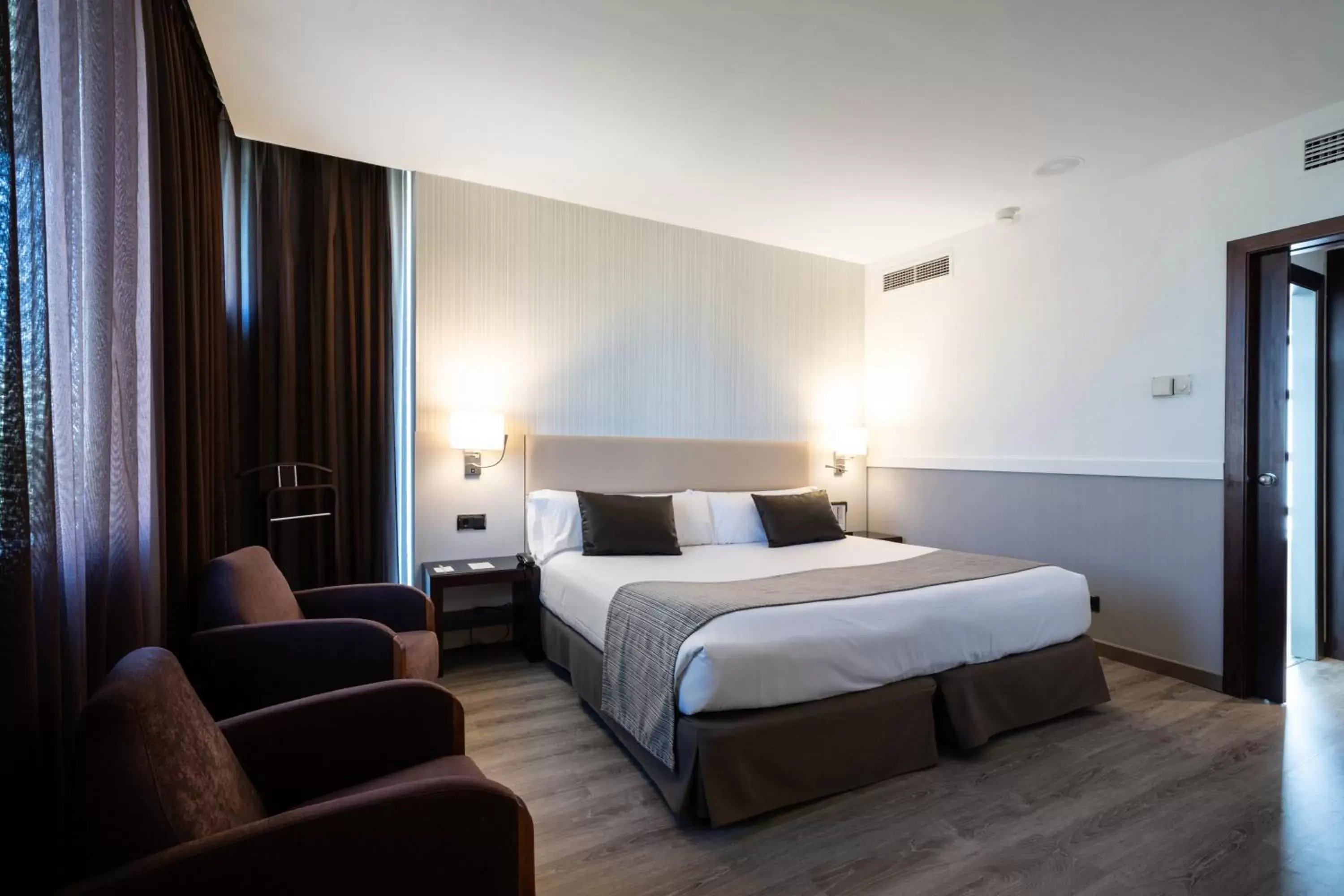 Photo of the whole room, Bed in Catalonia Gran Hotel Verdi