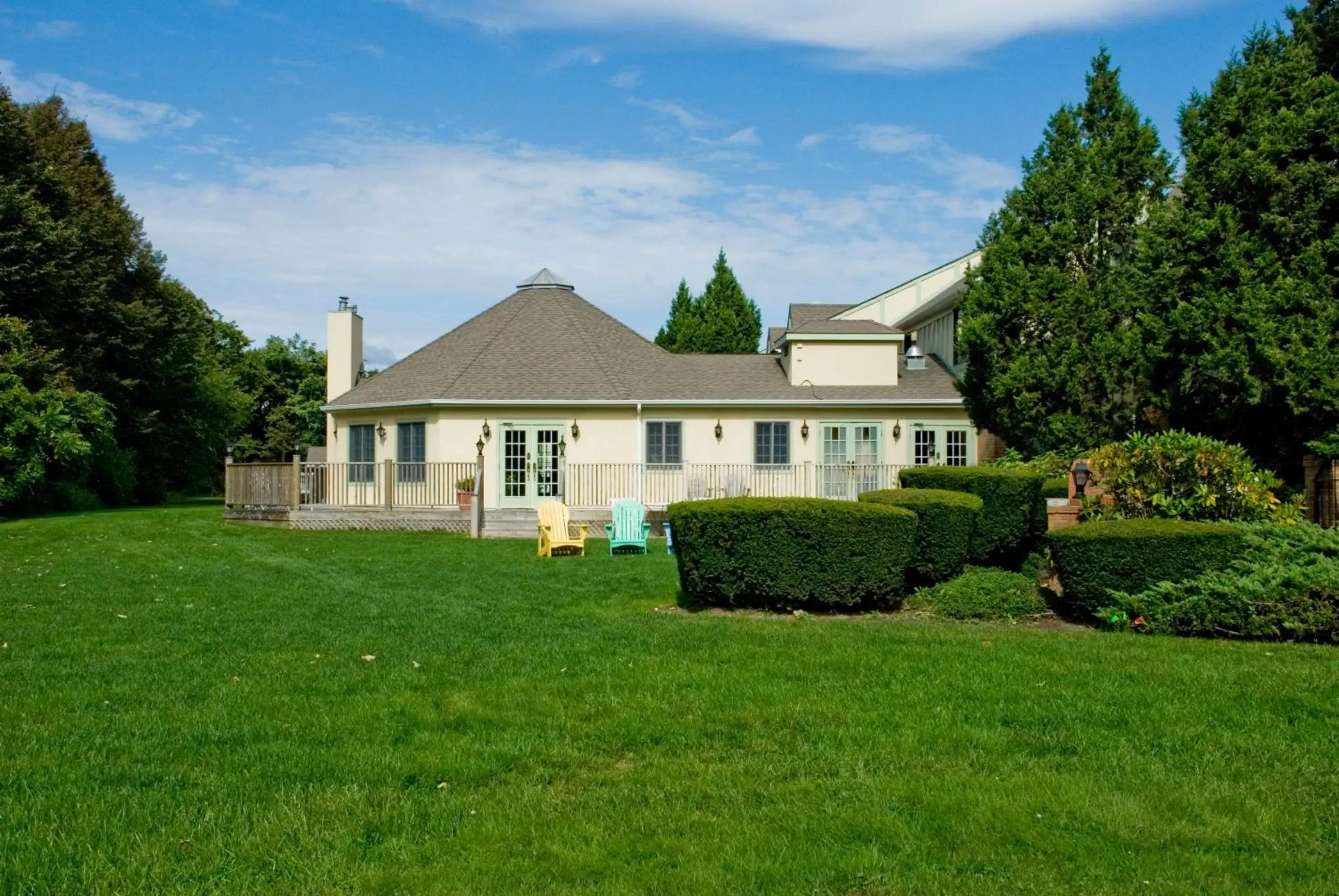 Garden, Property Building in Southampton Inn