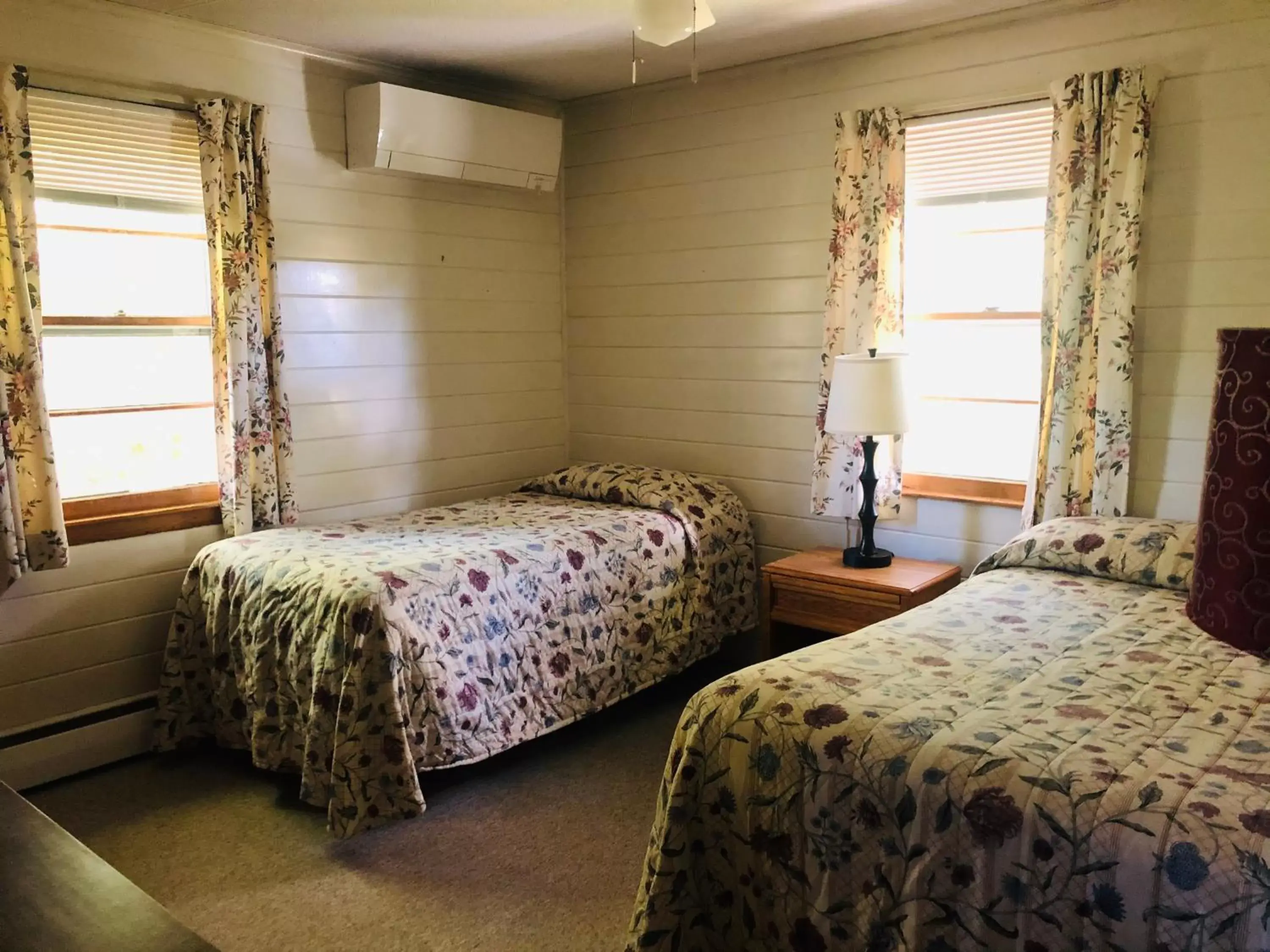 Photo of the whole room, Bed in Gray Ghost Inn