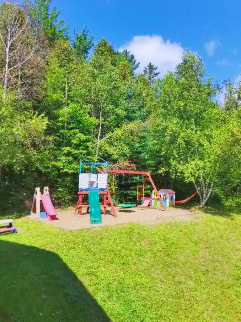 Children's Play Area in Motel Le Radisson de Val-David