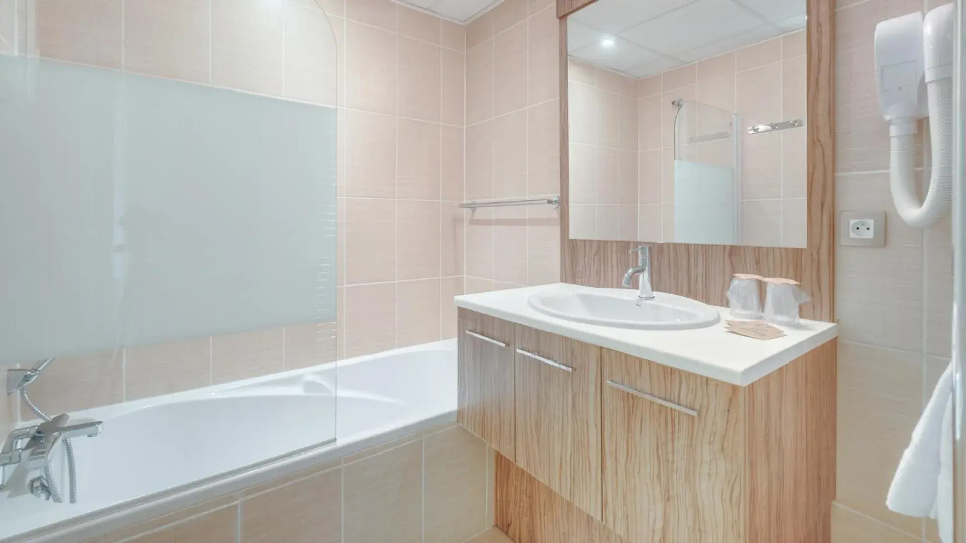 Studio (2 Adults) in Vacancéole – Le Domaine de Camiole Studio (2 Adults) in Vacancéole – Le Domaine de Camiole