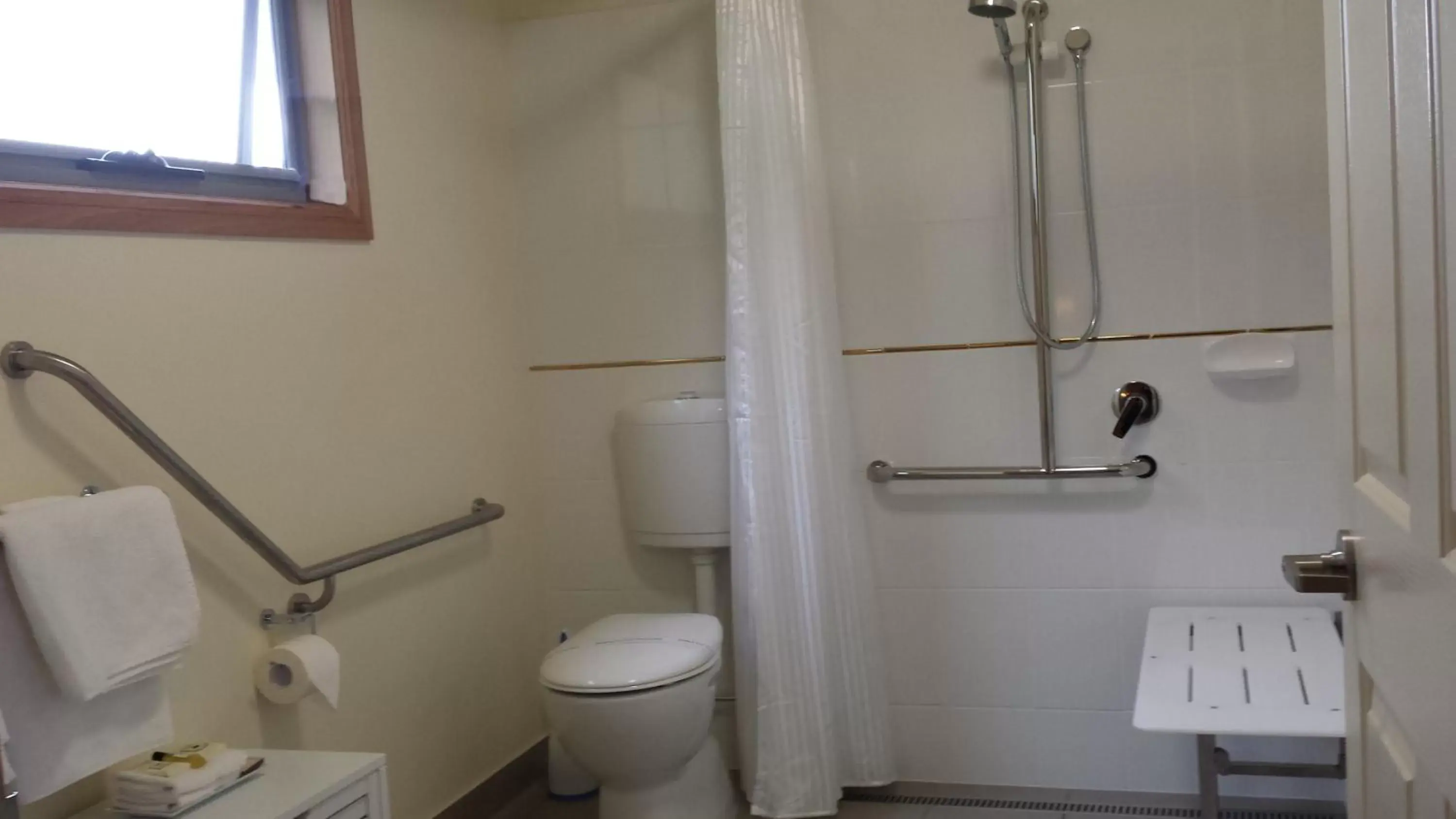 Shower, Bathroom in Daylesford Central Motor Inn