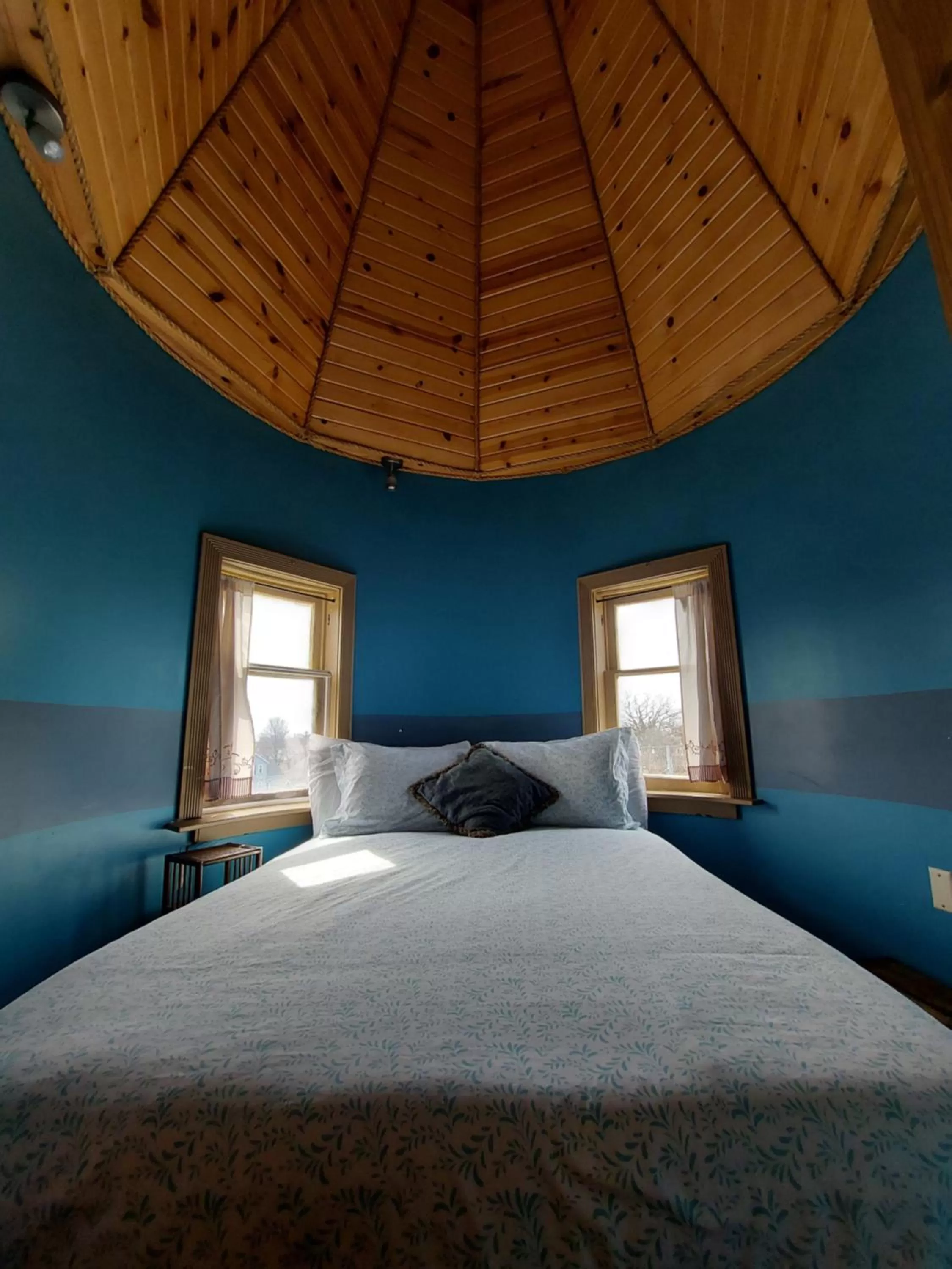 Bed in The Fresh Coast Inn at Ludington