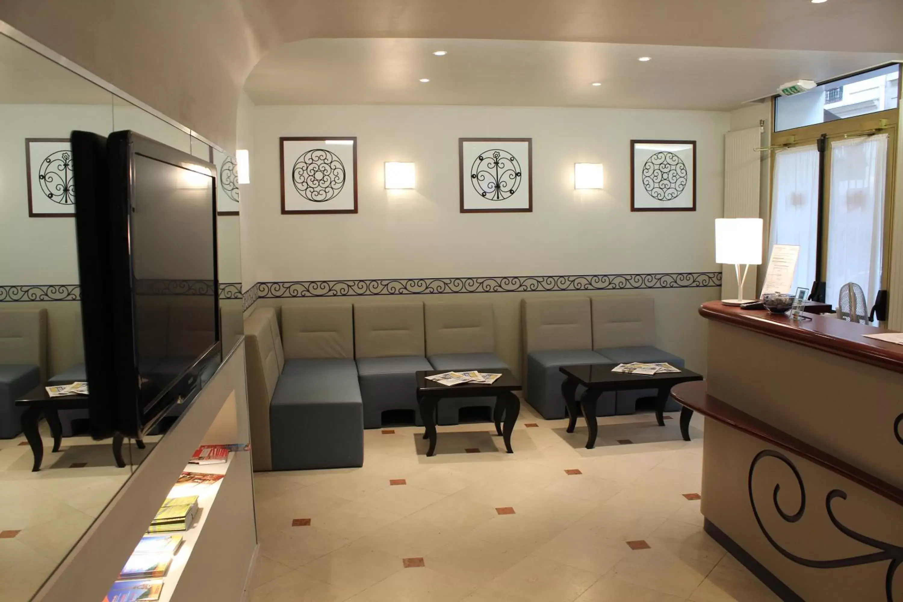 Lobby or reception in Kyriad Hotel XIII Italie Gobelins