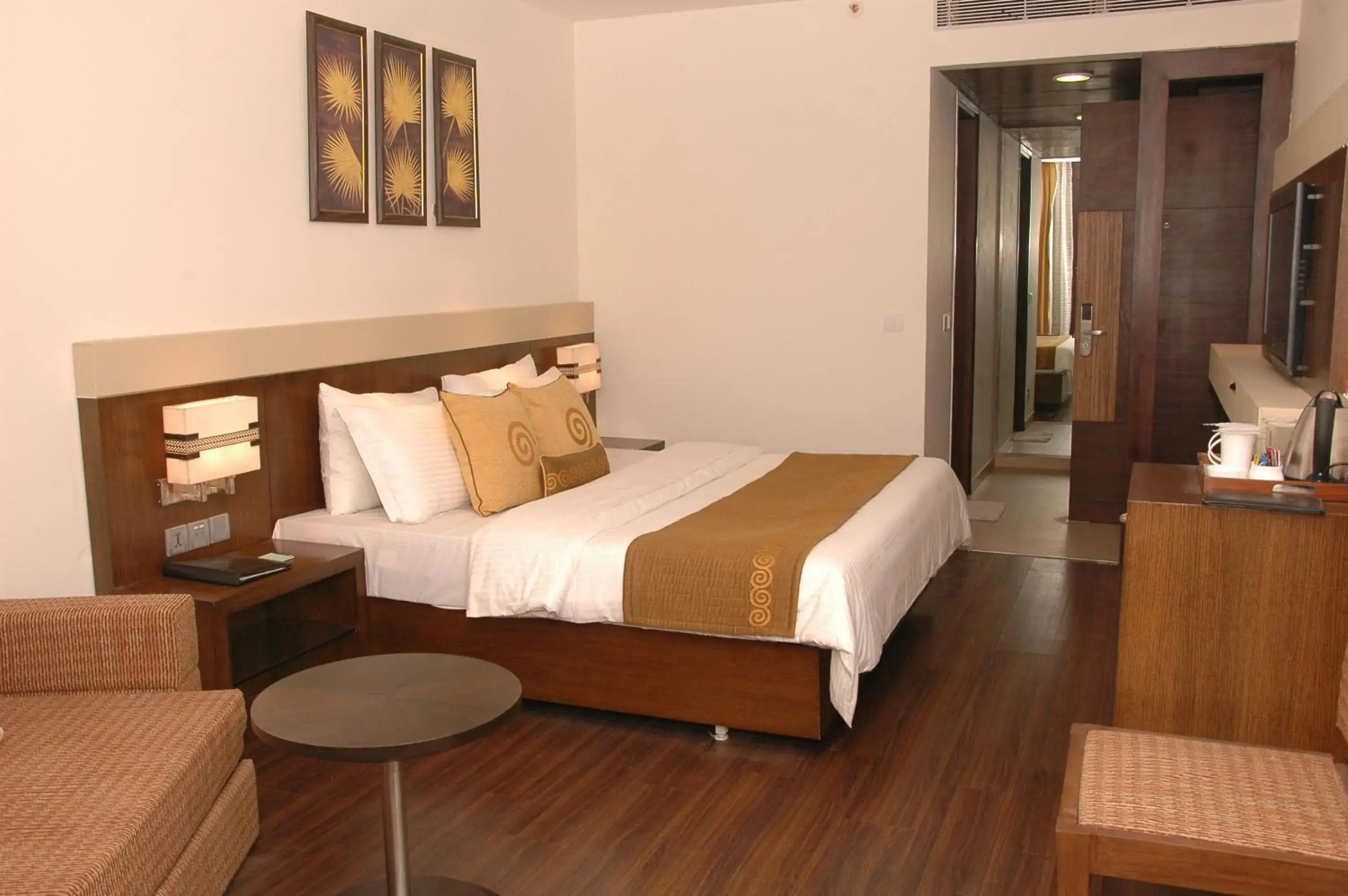 TV and multimedia, Bed in Shervani Hotel Nehru Place