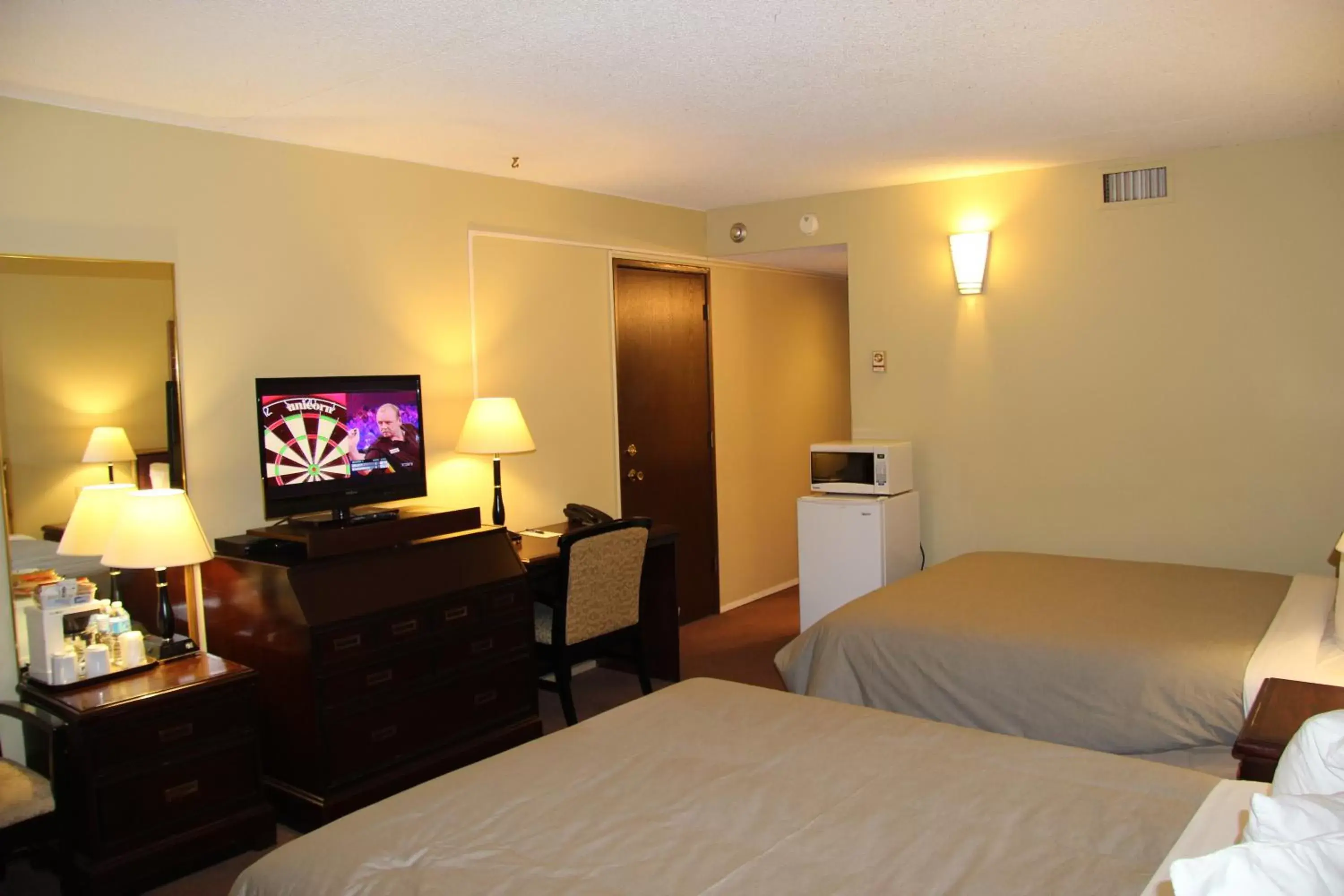 Photo of the whole room, Bed in Canway Inn & Suites