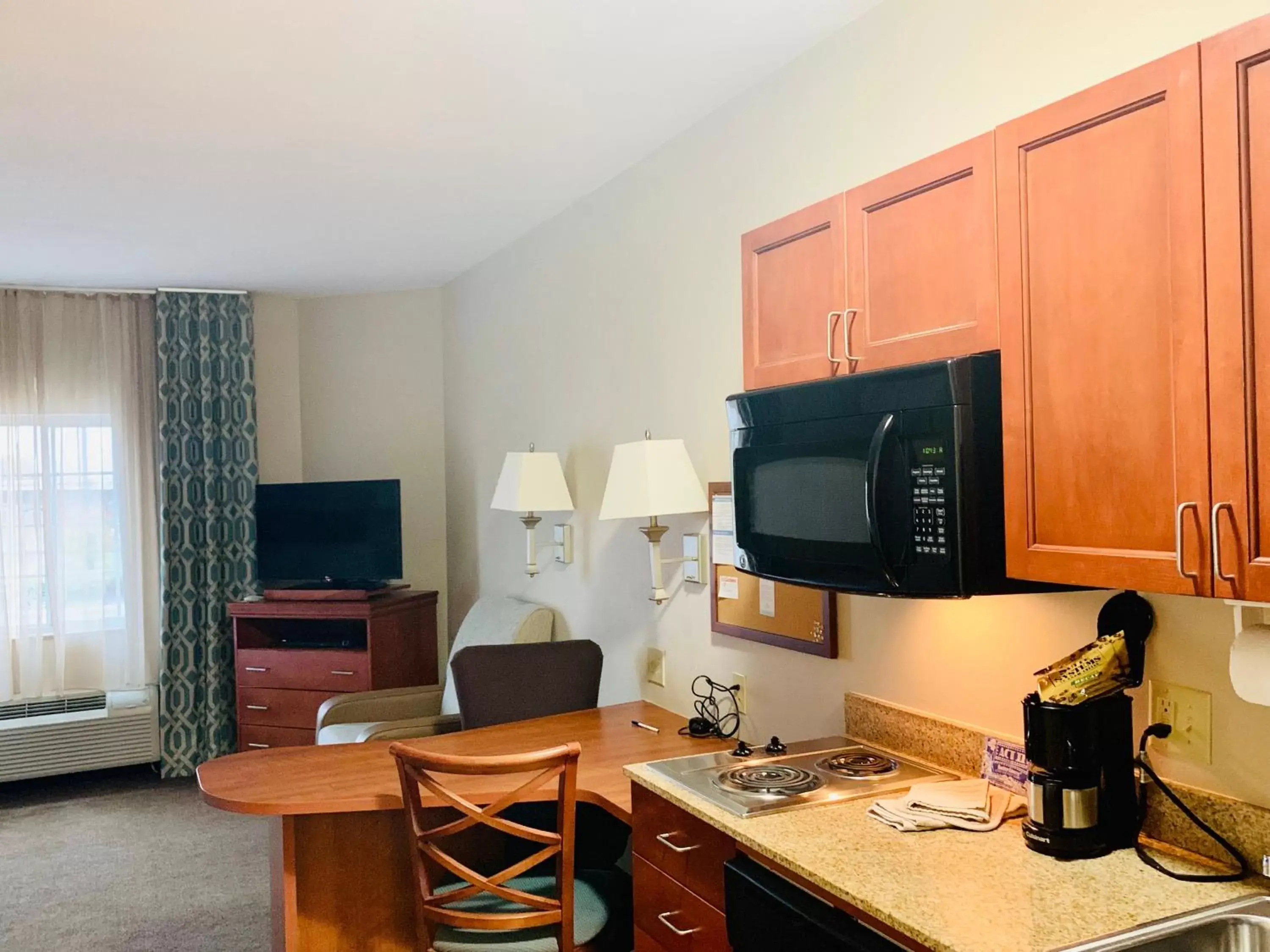 Photo of the whole room, Kitchen/Kitchenette in Candlewood Suites Hot Springs, an IHG Hotel