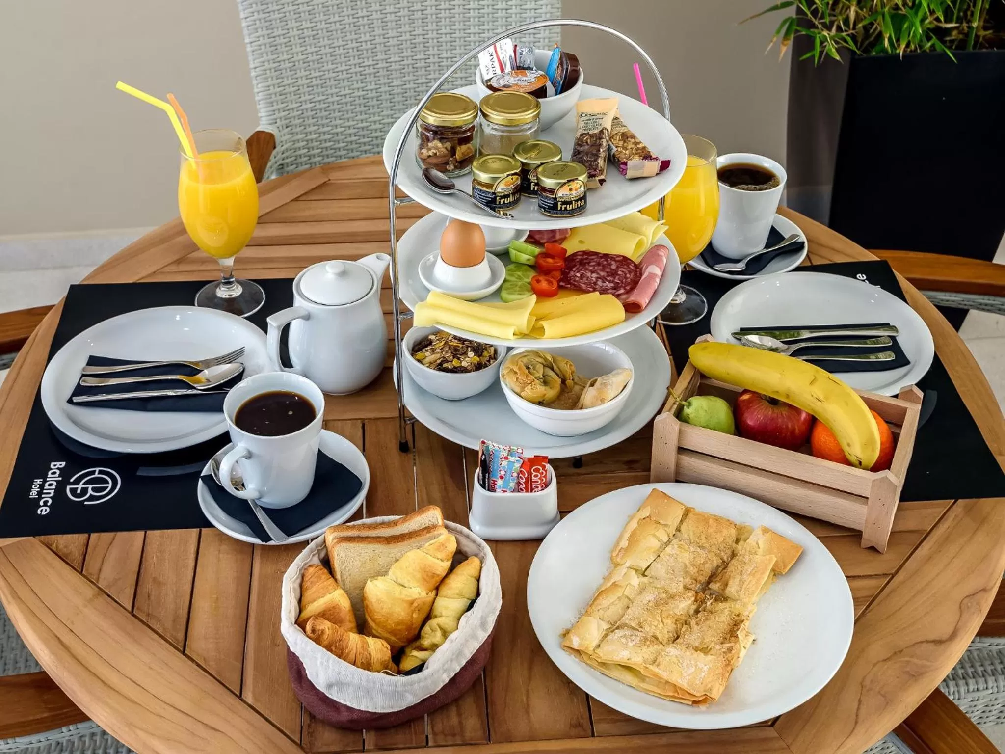 Restaurant/places to eat in Balance Hotel