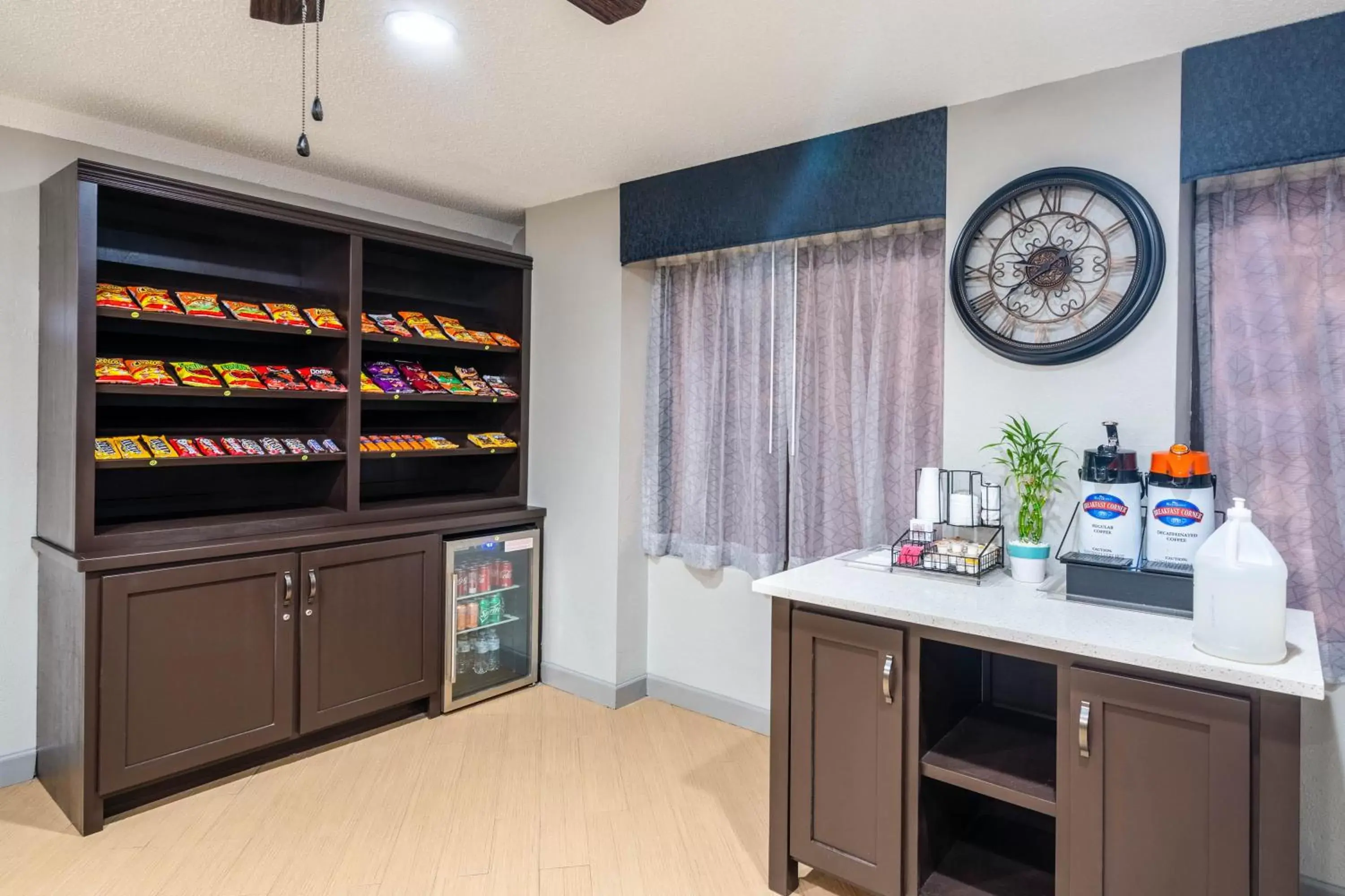 Kitchen/Kitchenette in Baymont by Wyndham Tupelo