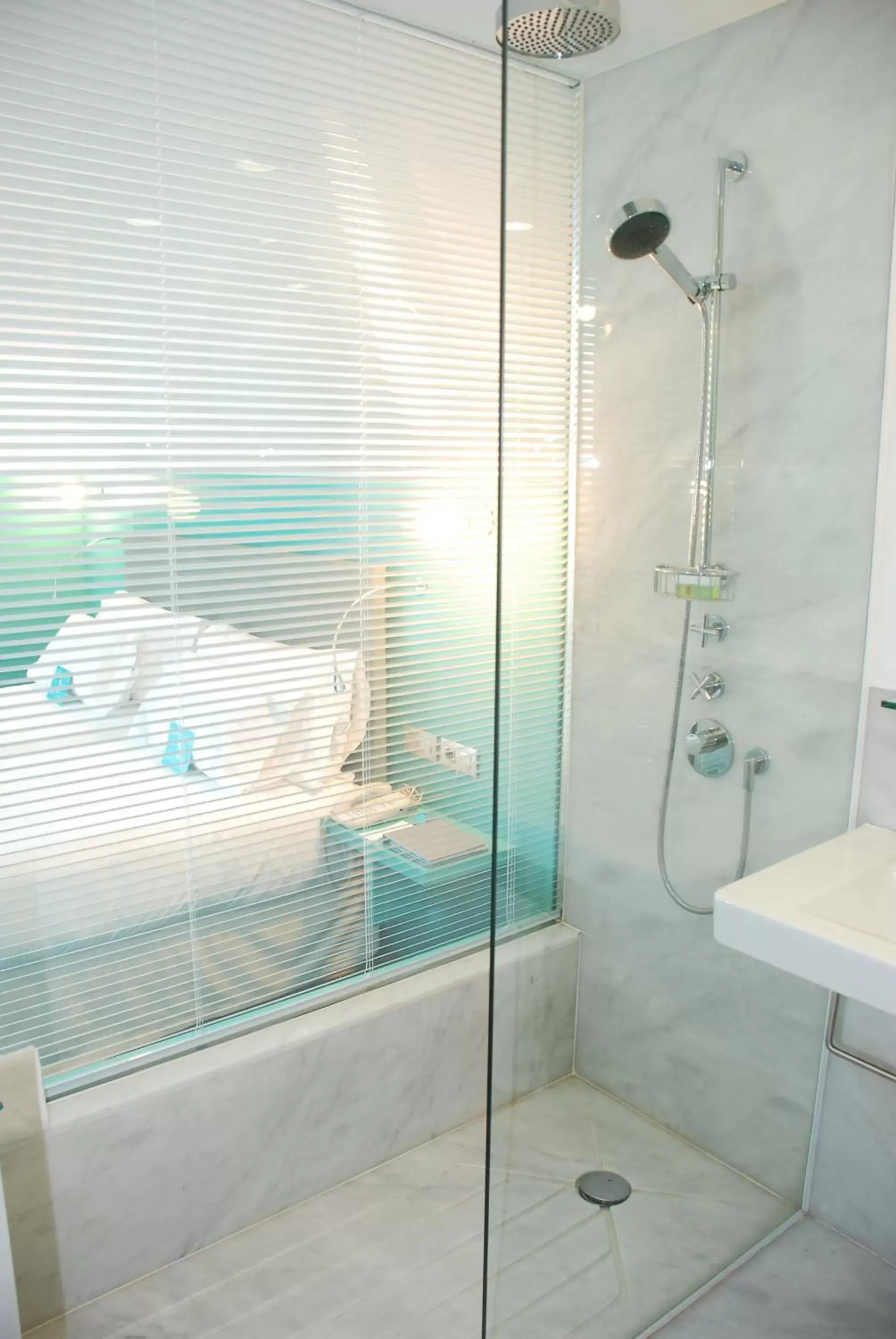 Shower, Bathroom in Hotel Hiberus