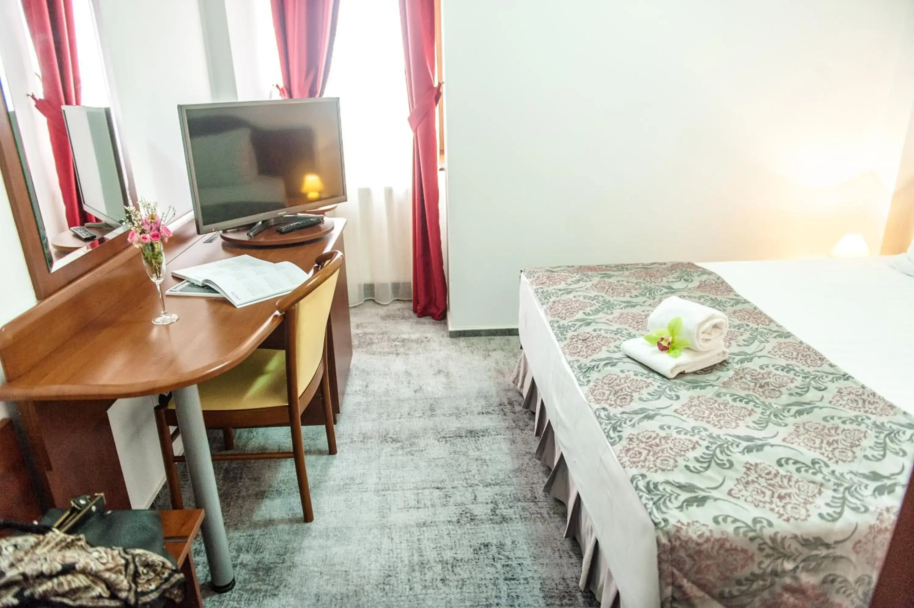 Bed, TV/Entertainment Center in Hotel Parc Sibiu