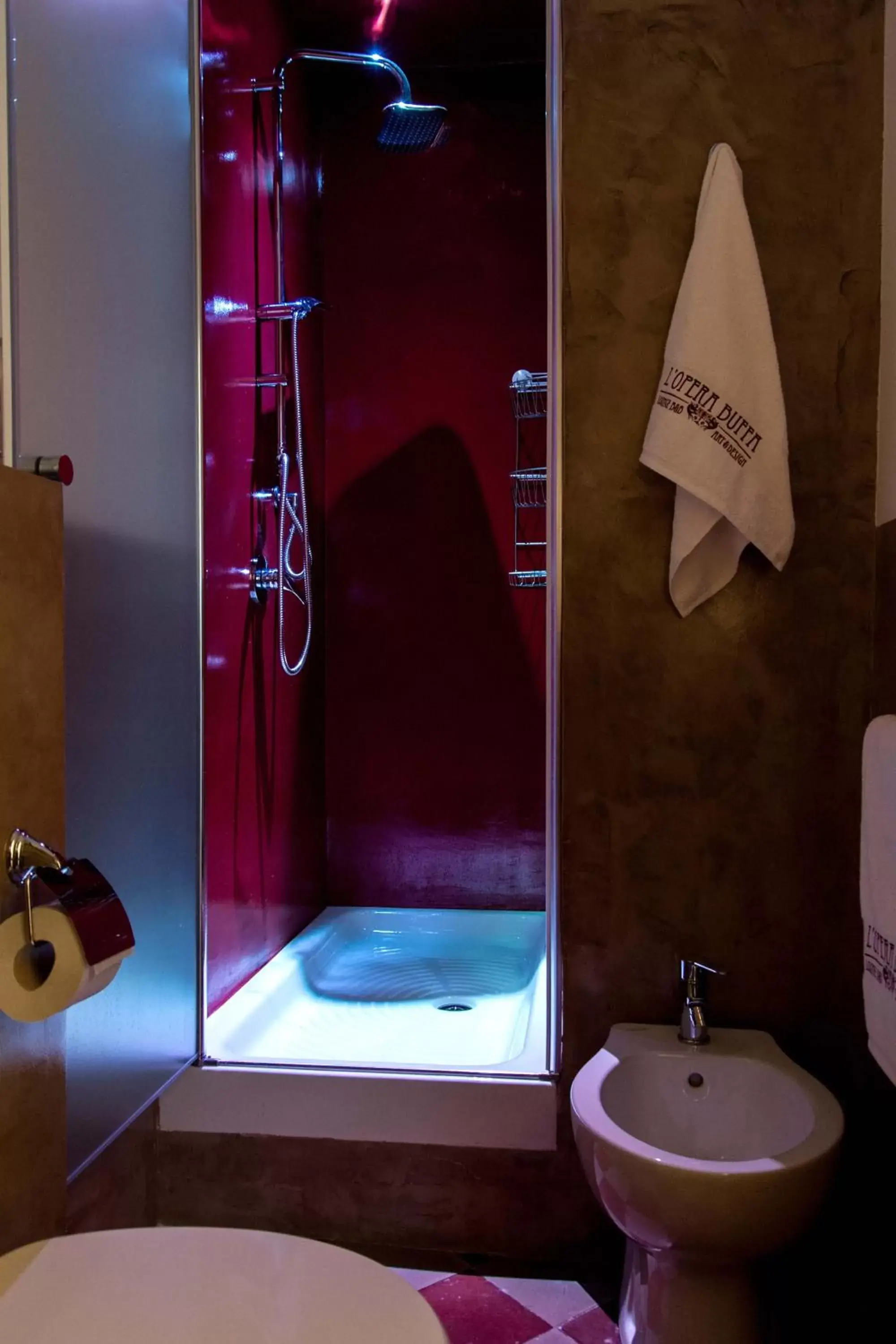 Shower, Bathroom in L'Opera Buffa