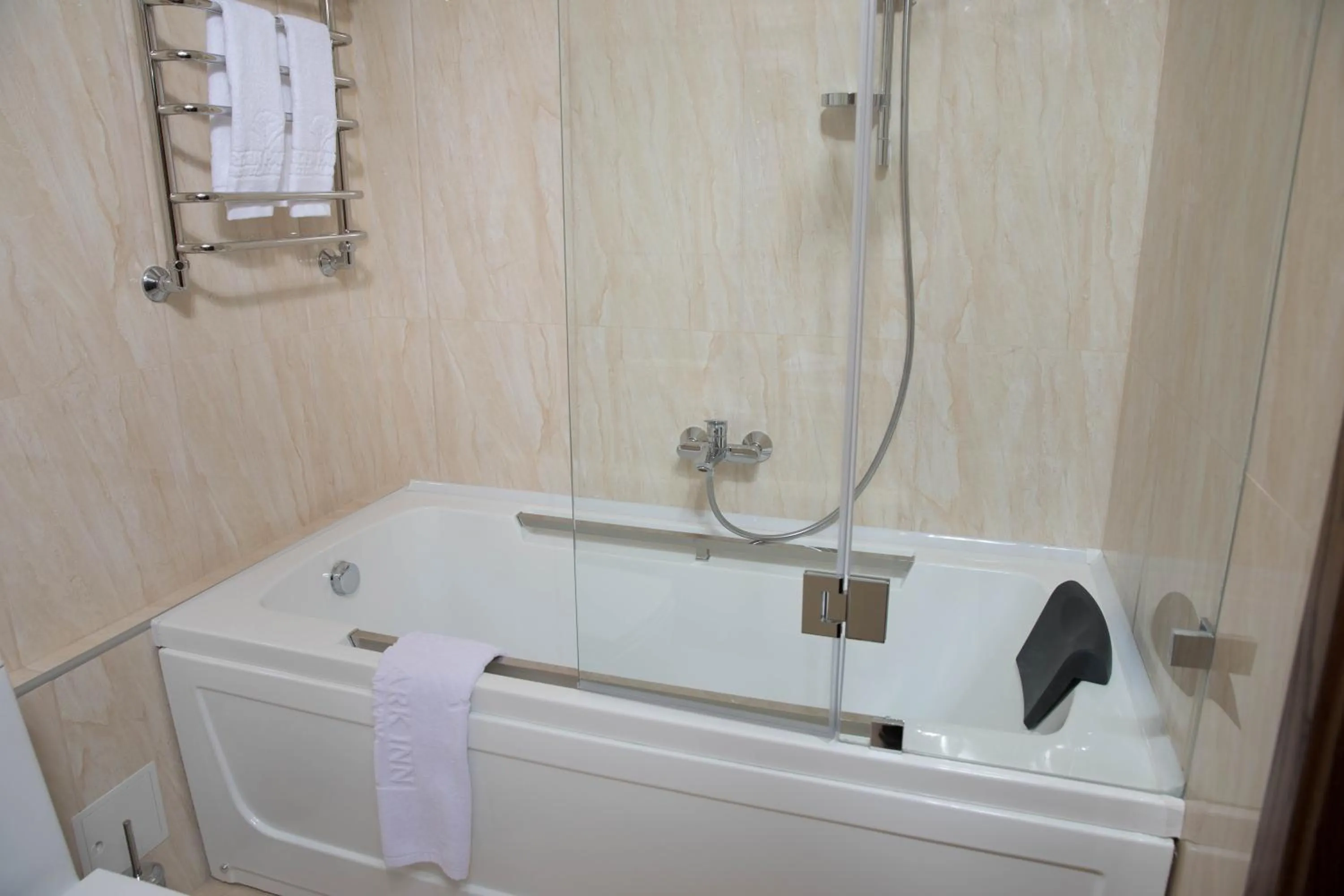 Bathroom in Garden Park Inn