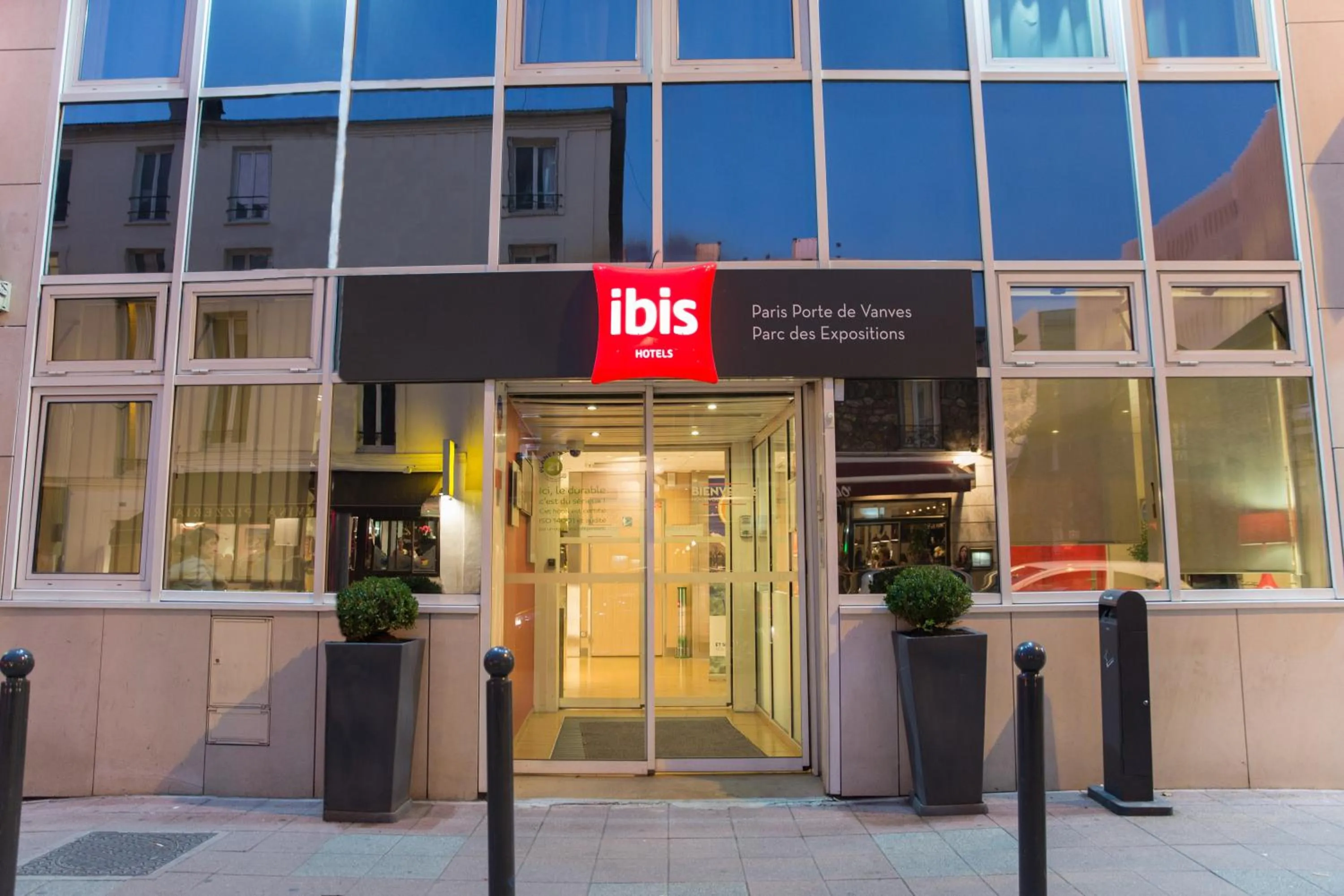 Facade/entrance in ibis Paris Vanves Parc des Expositions