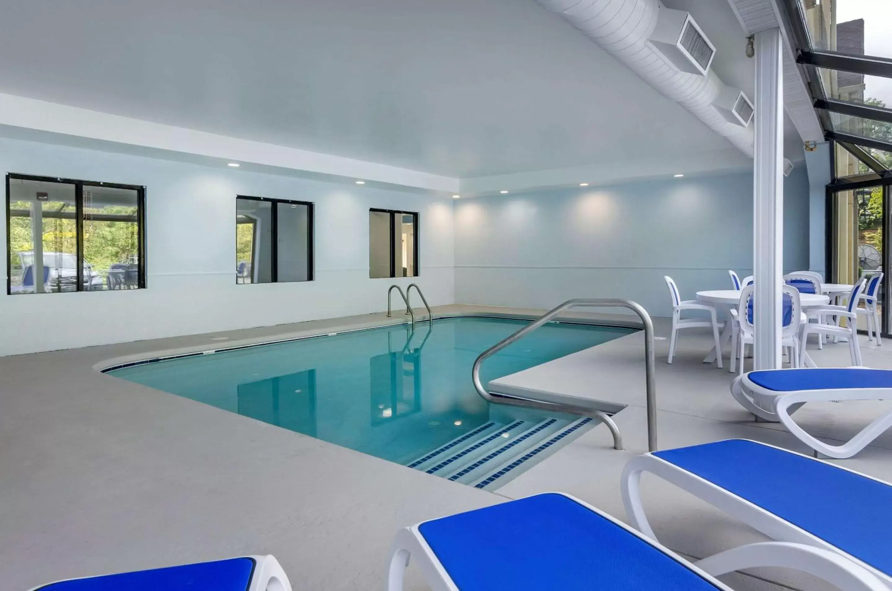 On site, Swimming Pool in Comfort Inn & Suites Troutville - Roanoke North / Daleville