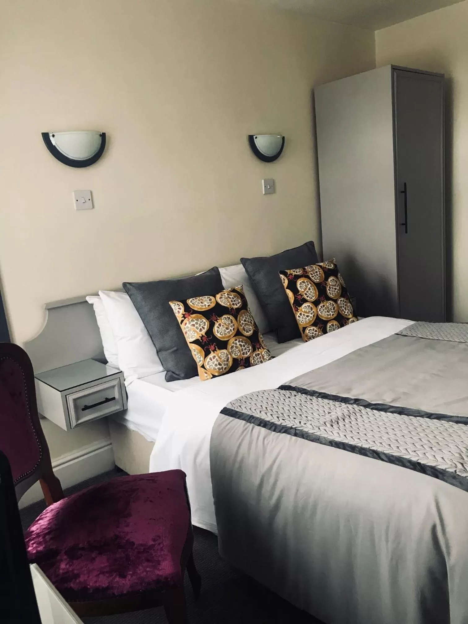 Bedroom, Bed in Lensfield Hotel