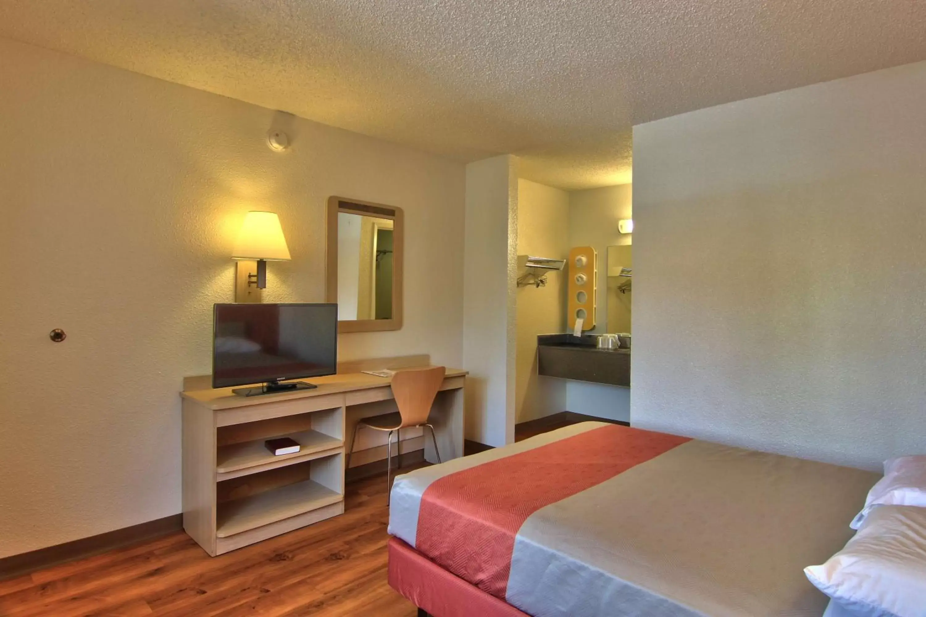 Photo of the whole room, Bed in Motel 6-Sacramento, CA - Old Sacramento North