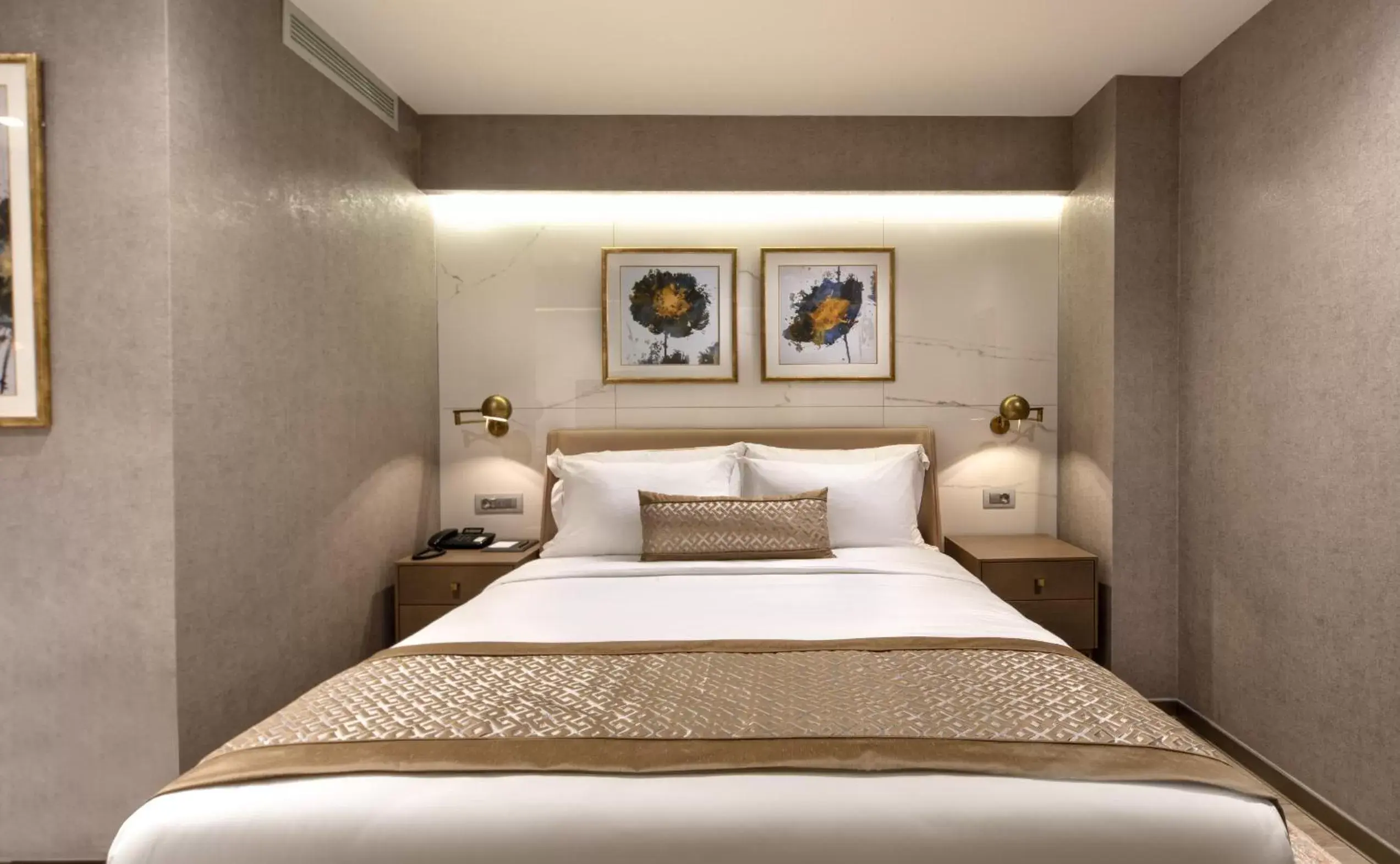 Bed in Mula Hotel