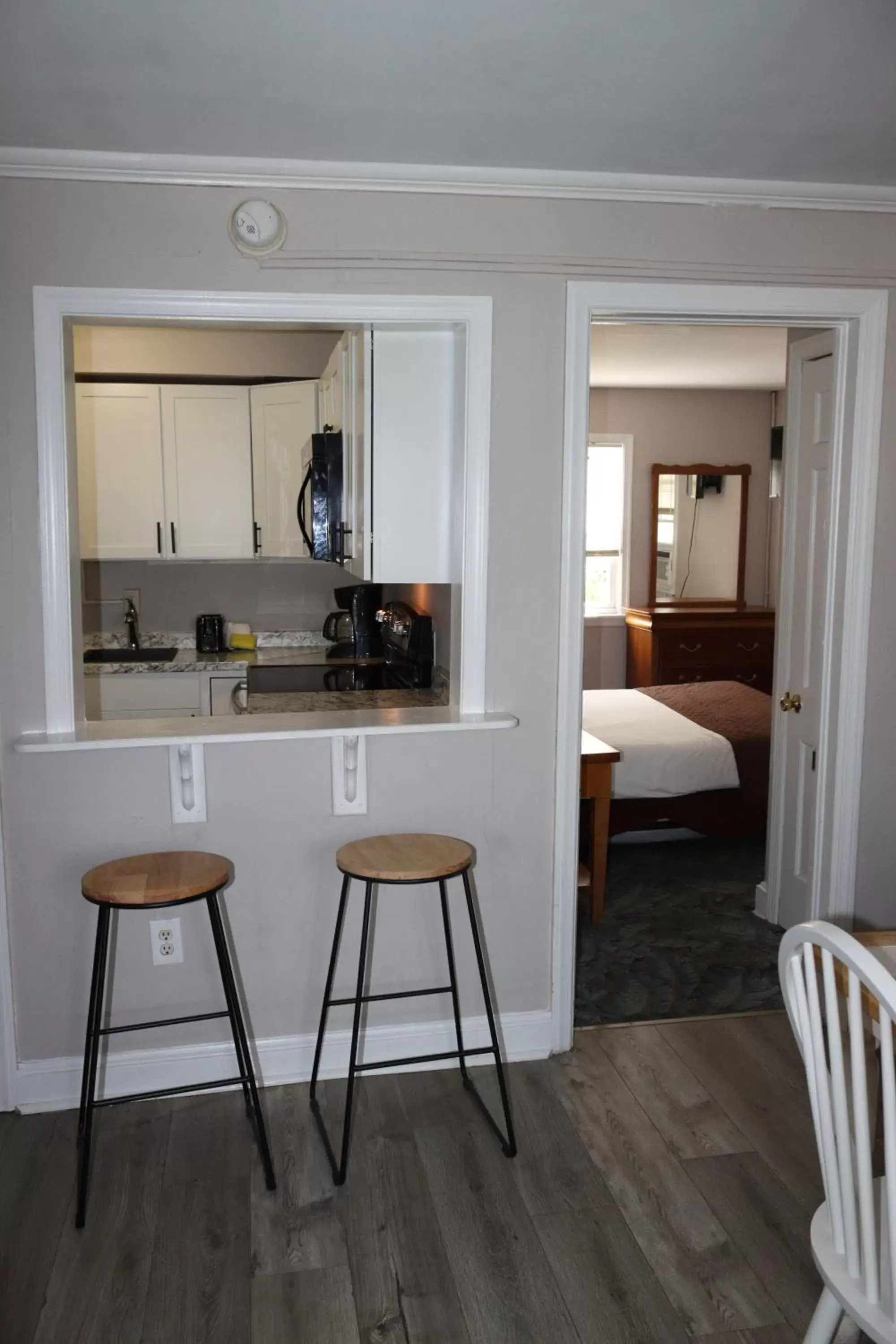 Kitchen/Kitchenette in The Burgundy Inn Hotel and Apartments