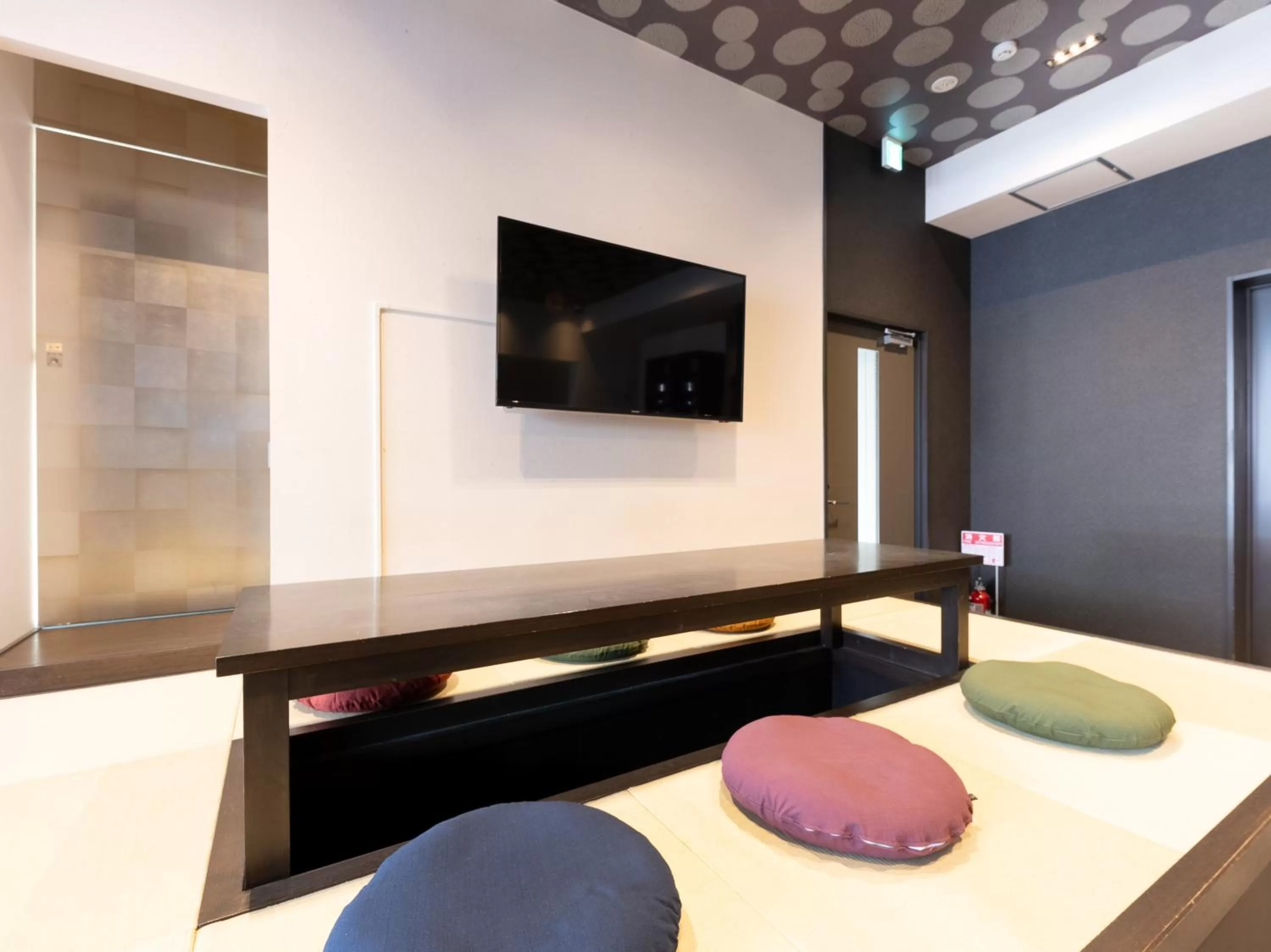 Communal lounge/ TV room in Hiromas Hotel Kura