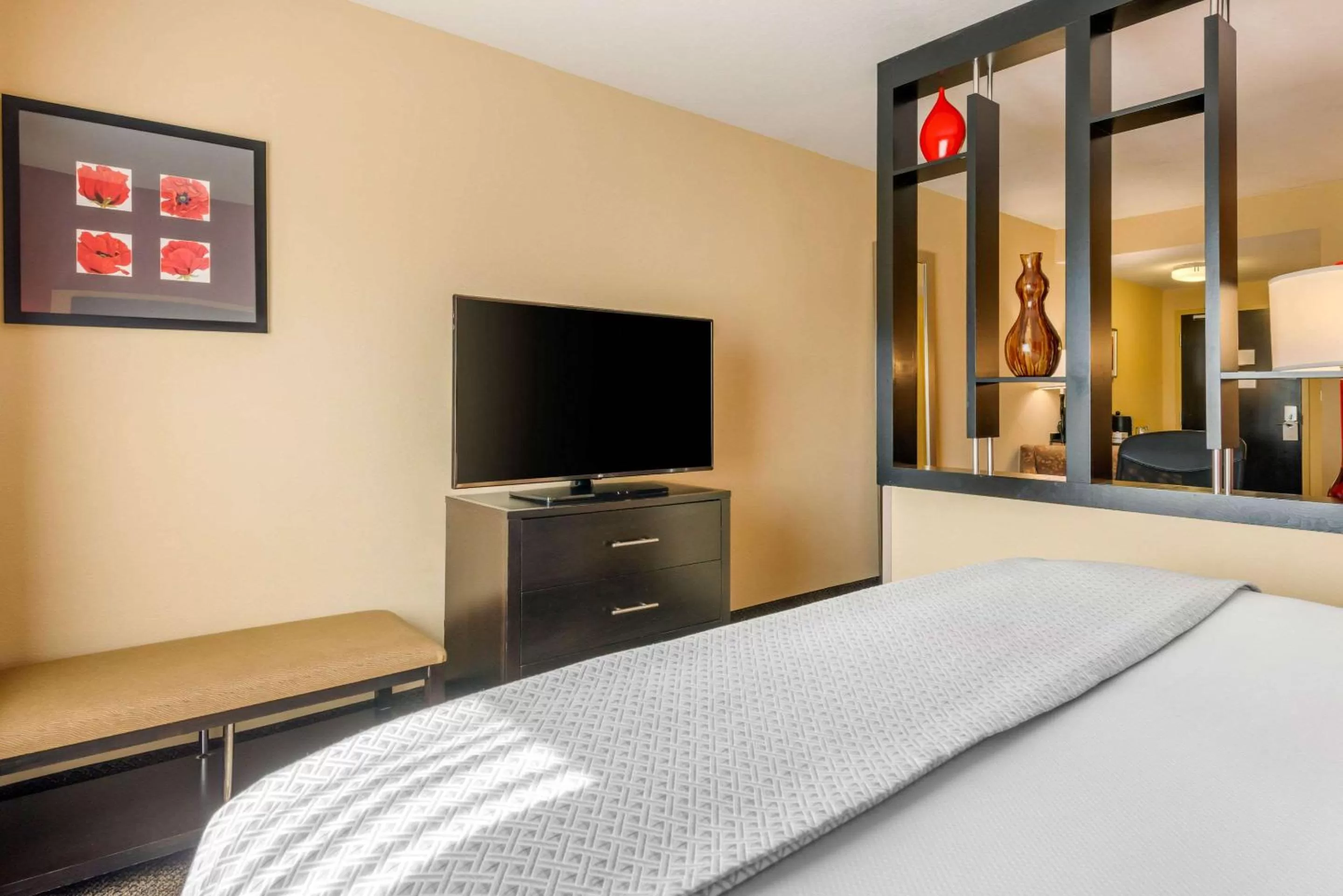 TV and multimedia, Bed in Cambria Hotel Ft Lauderdale, Airport South & Cruise Port