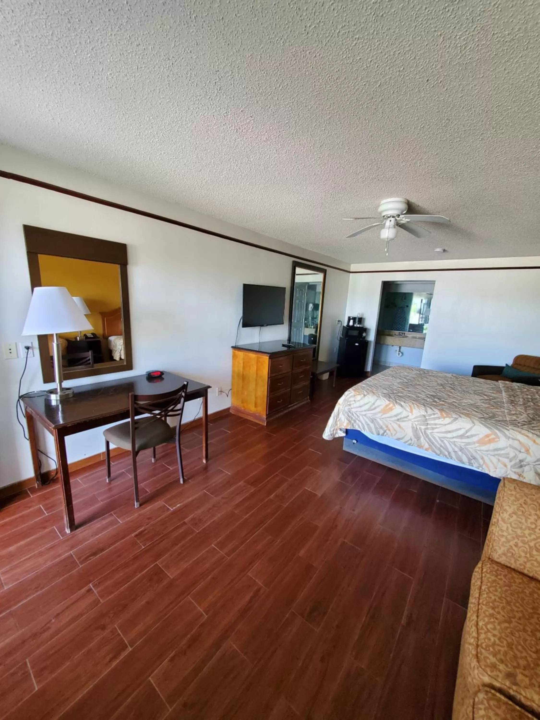 Bed in Deluxe Inn and Suites