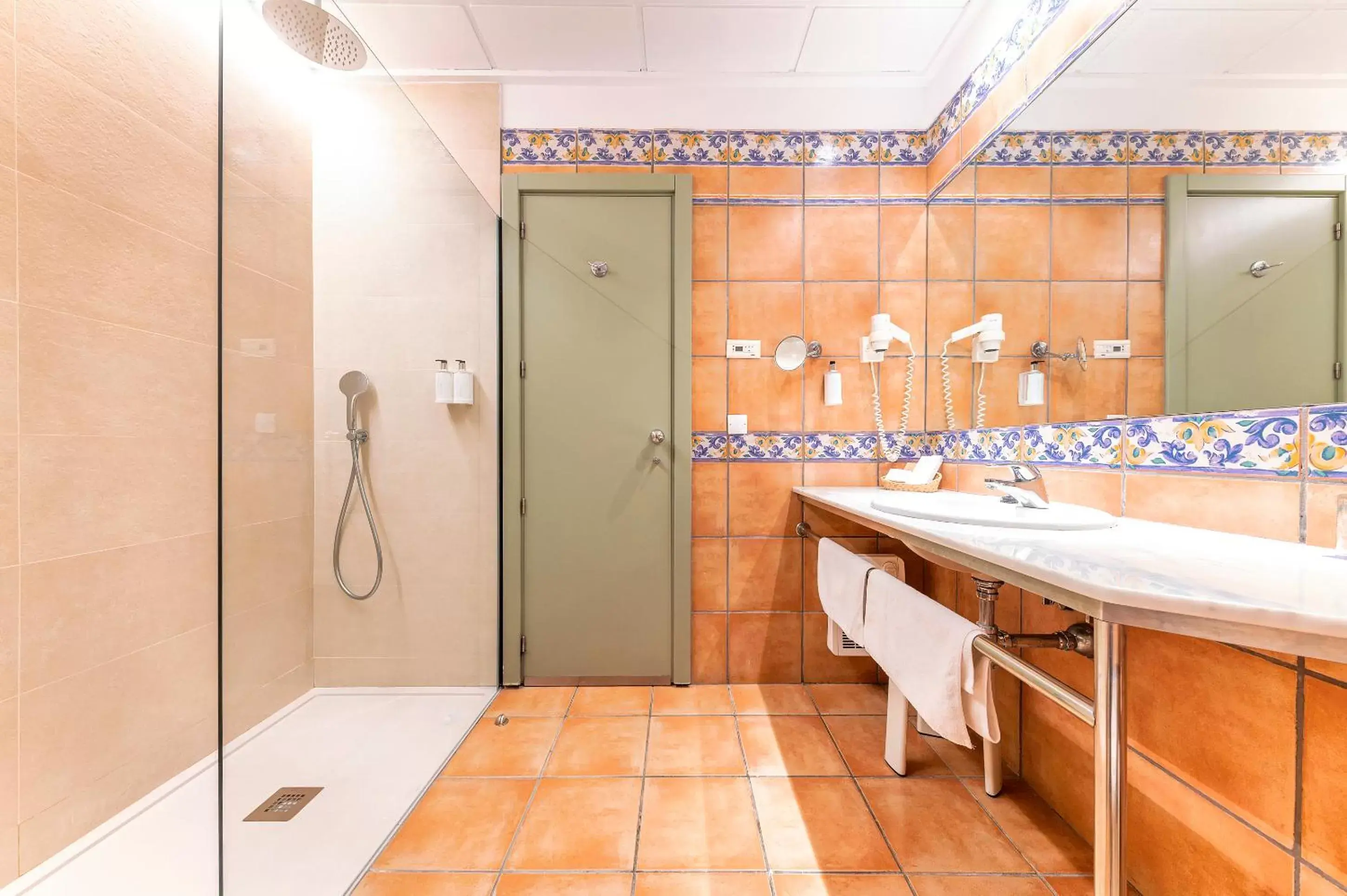 Shower, Bathroom in Jardín Milenio