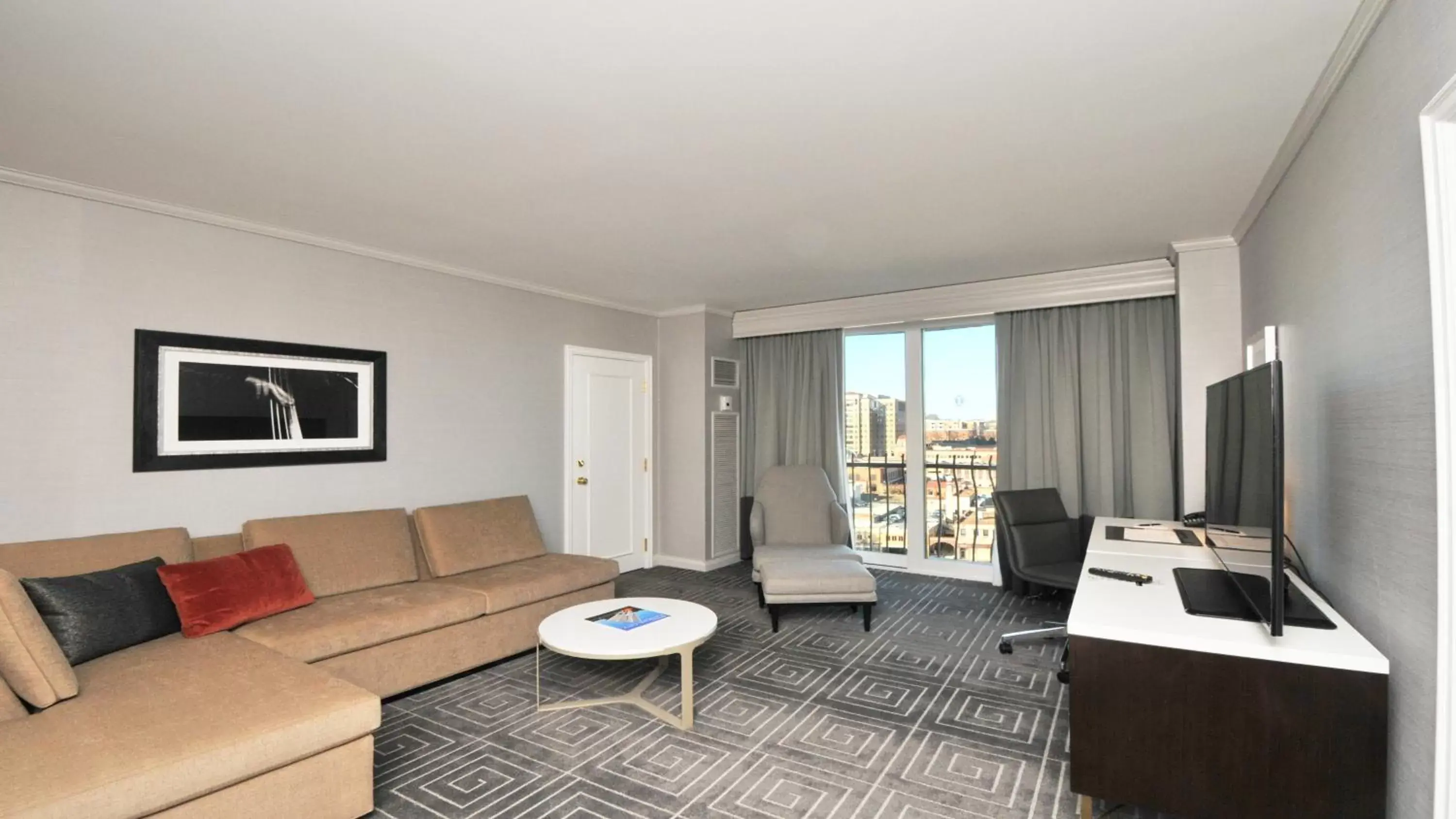 Bedroom, Seating Area in InterContinental Kansas City at the Plaza, an IHG Hotel