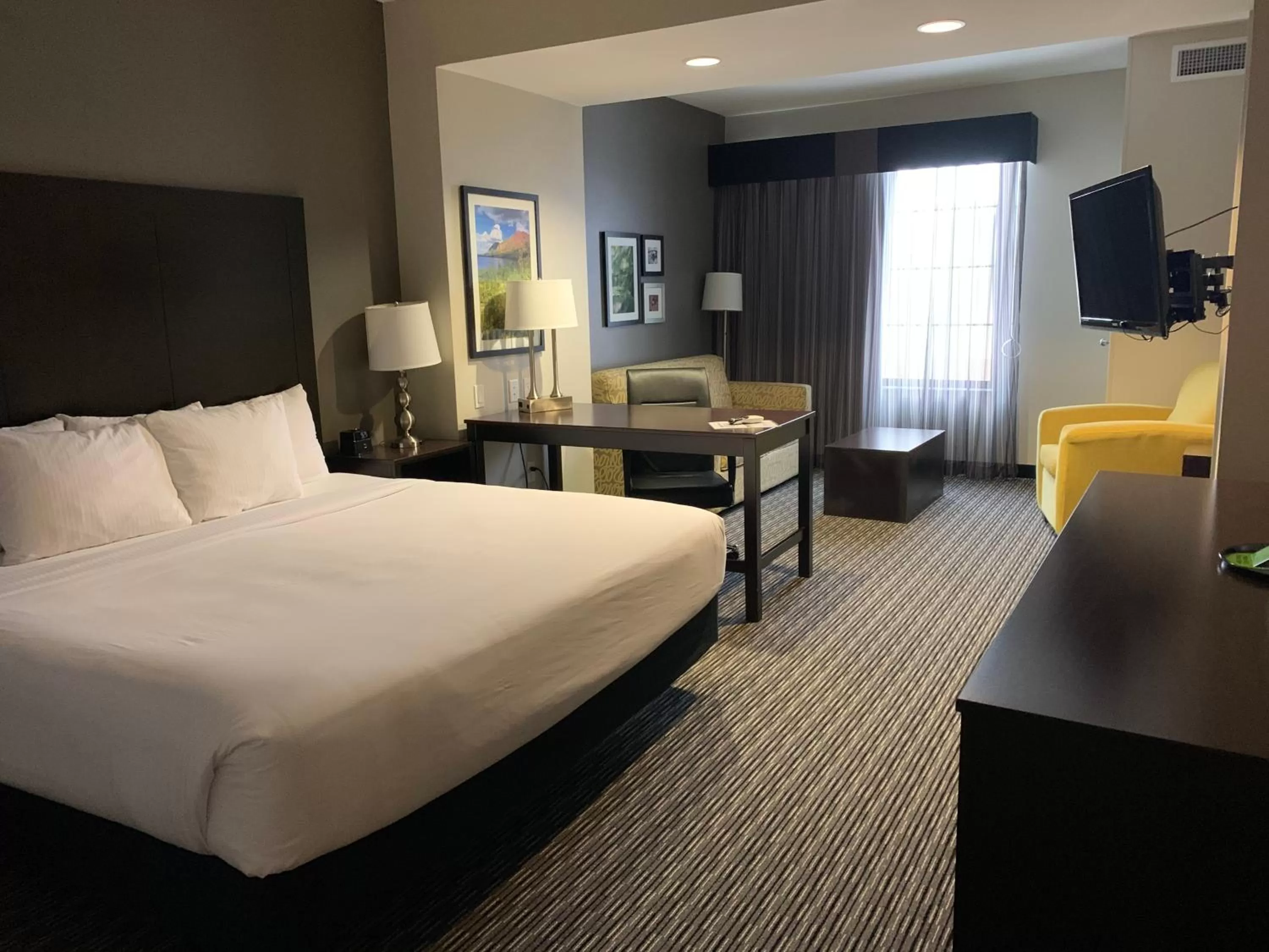 Seating area, Bed in La Quinta by Wyndham Billings