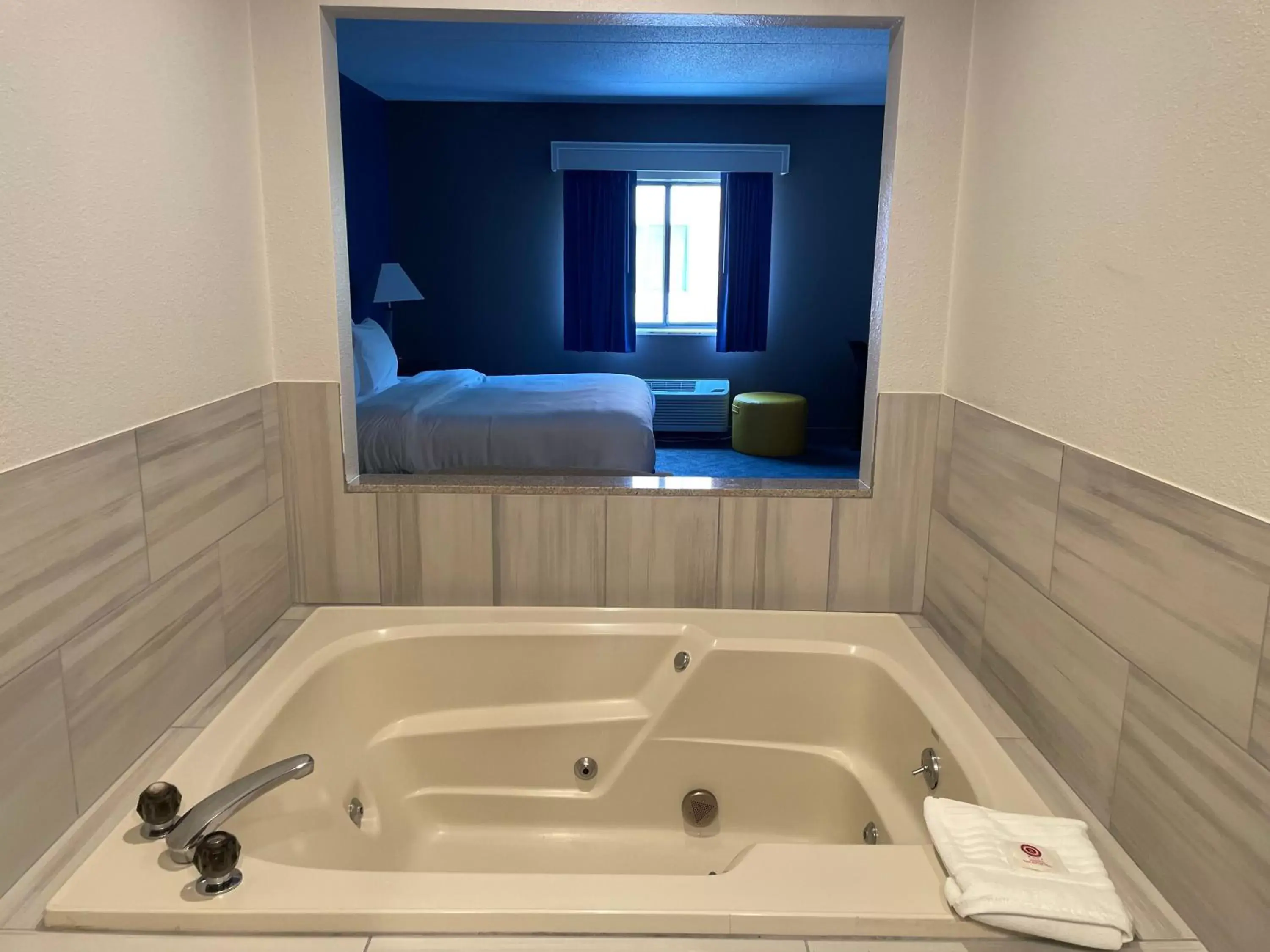 Hot Tub, Bathroom in Comfort Inn & Suites Mundelein-Vernon Hills