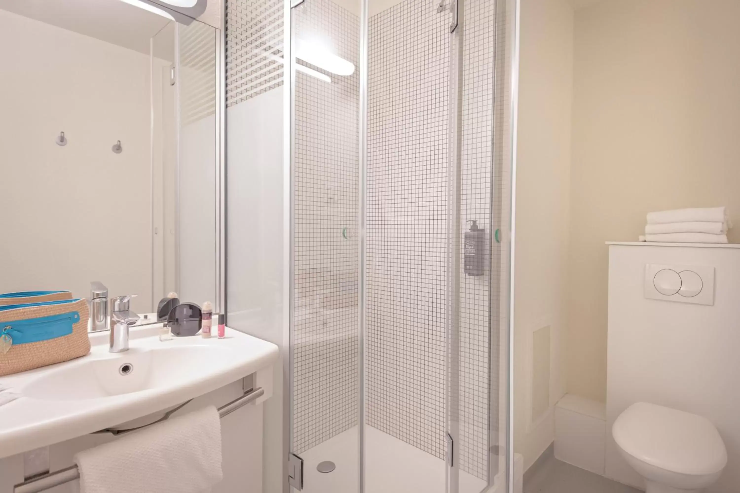 Bathroom in ibis budget Aubagne Paluds Agora