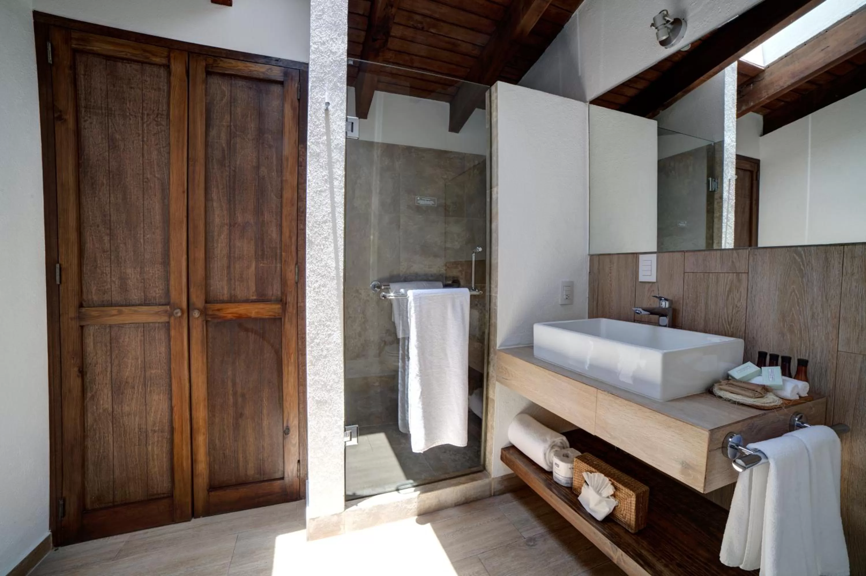 Toilet, Bed in Hotel Avandaro Golf & Spa Resort