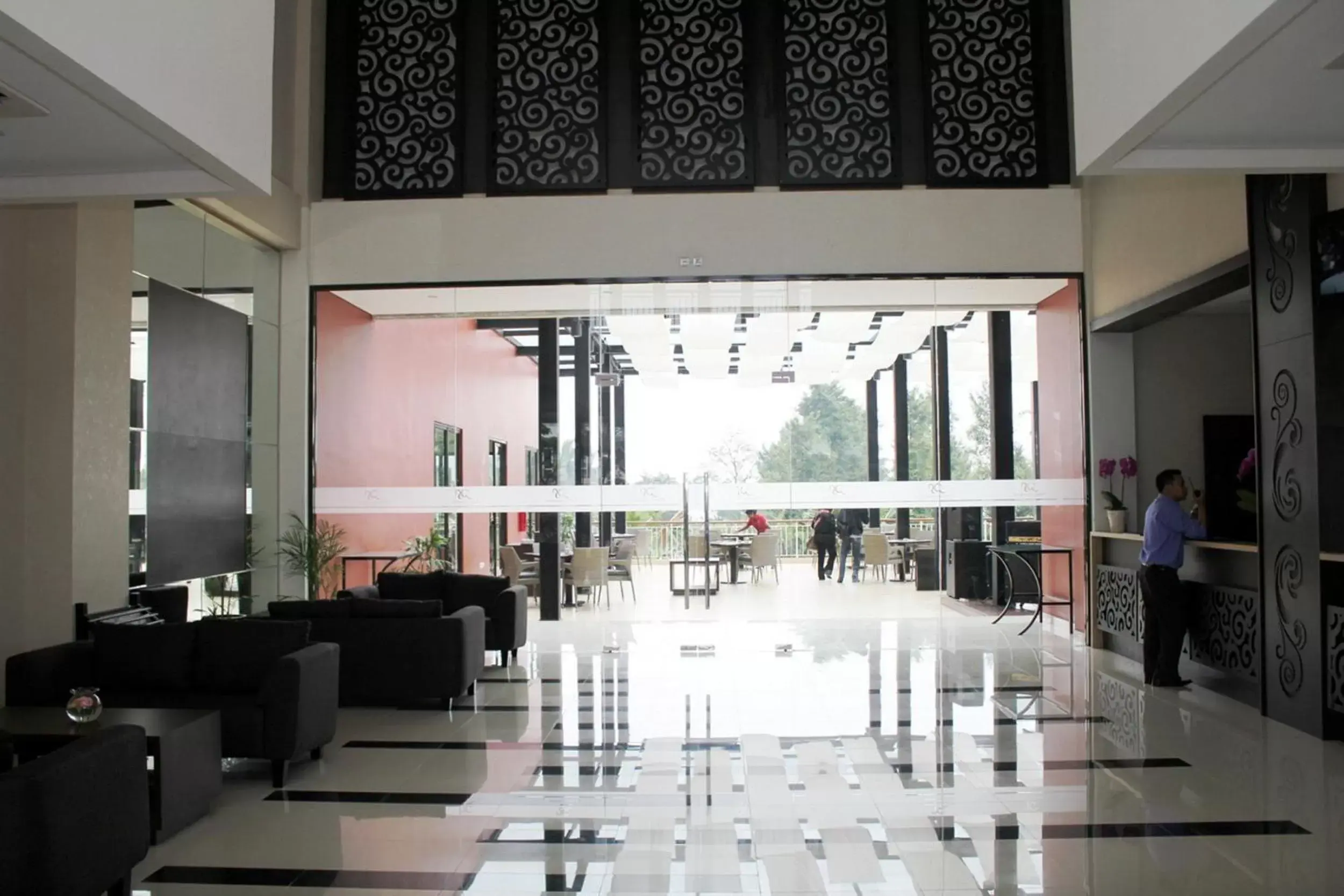 Lobby or reception, Restaurant/Places to Eat in Padjadjaran Suites Resort and Convention Hotel