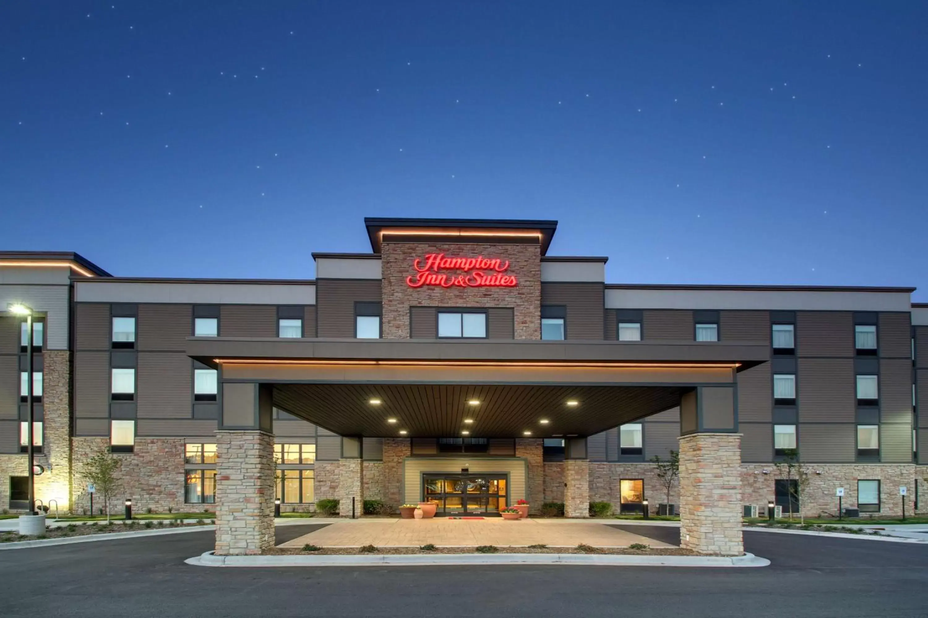 Property building in Hampton Inn & Suites Milwaukee West Property building in Hampton Inn & Suites Milwaukee West