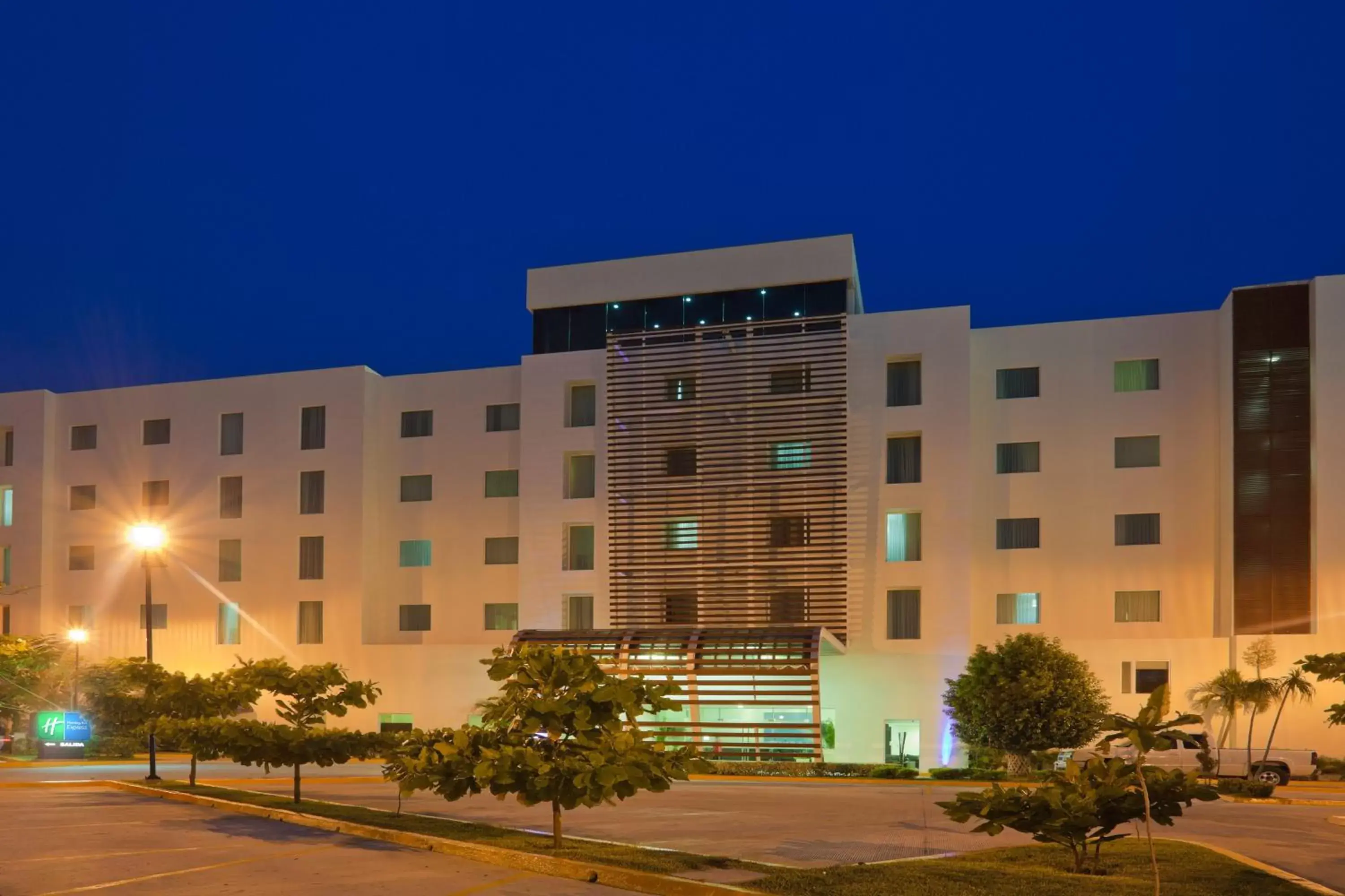 Property Building in Holiday Inn Express Ciudad Del Carmen, an IHG Hotel