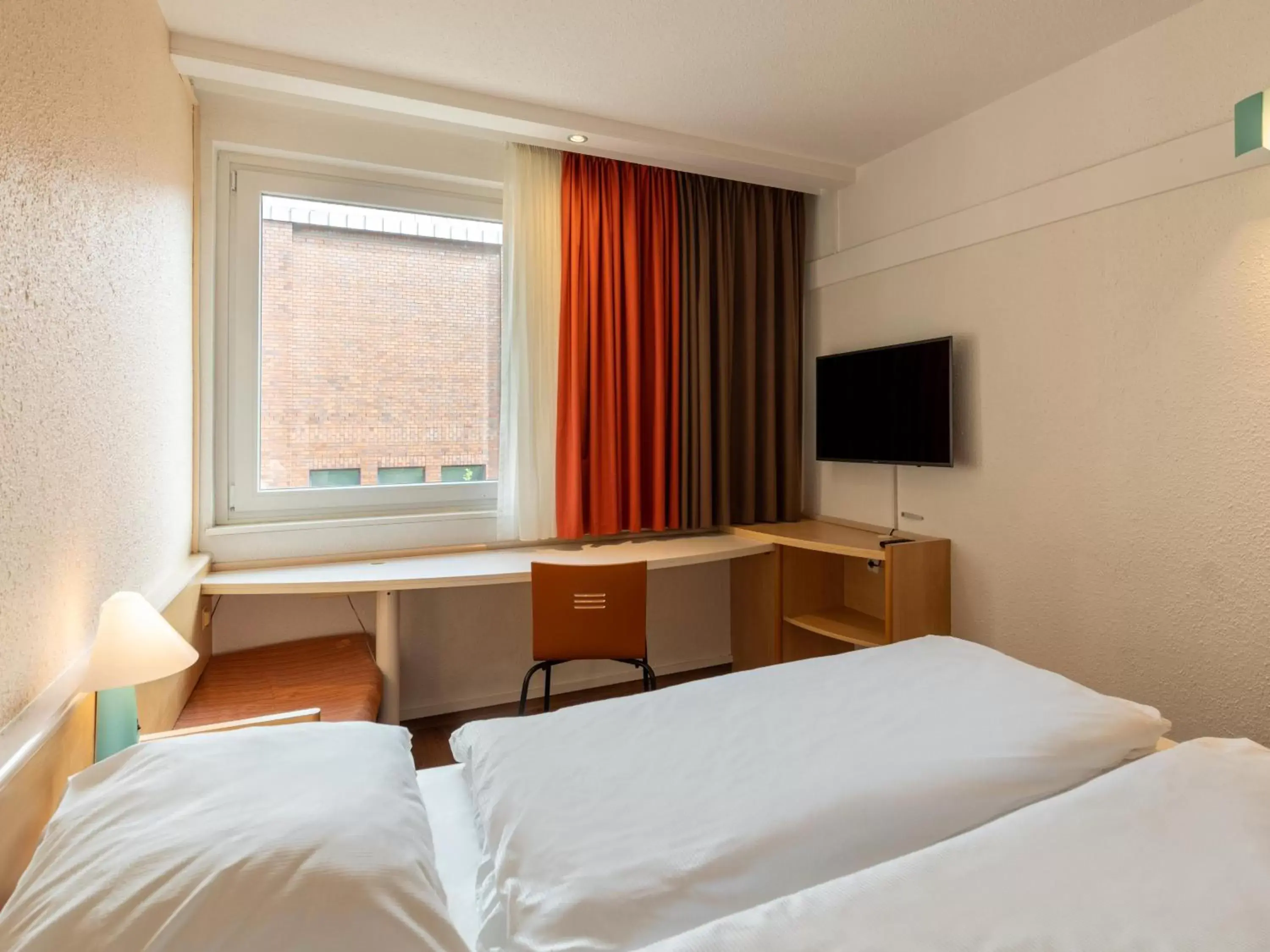 Photo of the whole room, Bed in B&B Hotel Duisburg Hbf-Nord