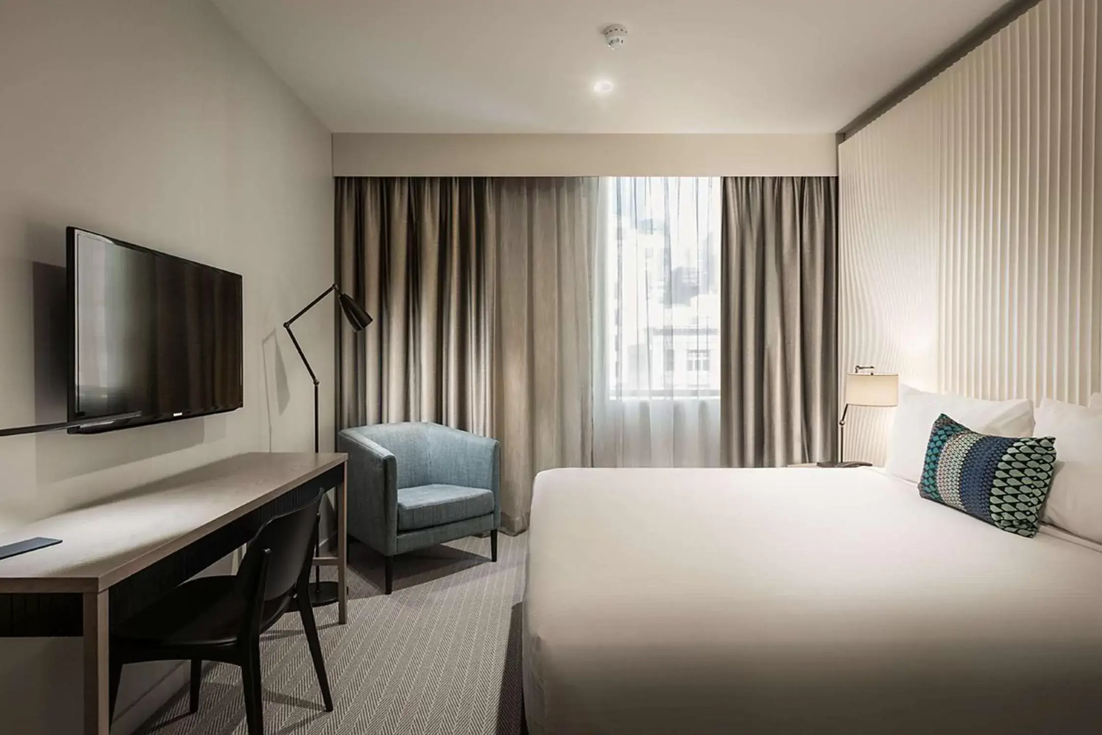Bed, TV/Entertainment Center in DoubleTree by Hilton Melbourne