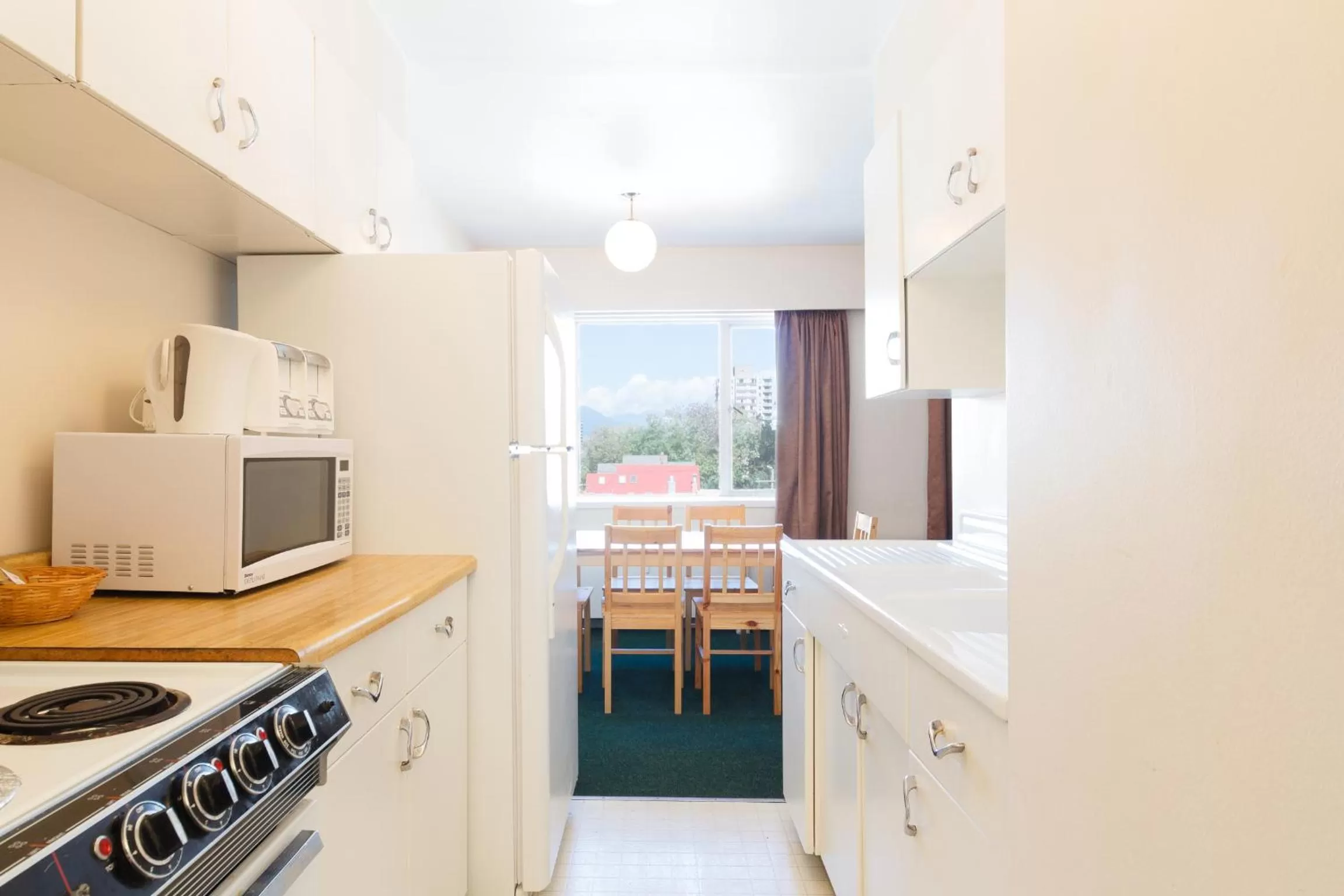 Kitchen or kitchenette in English Bay Hotel
