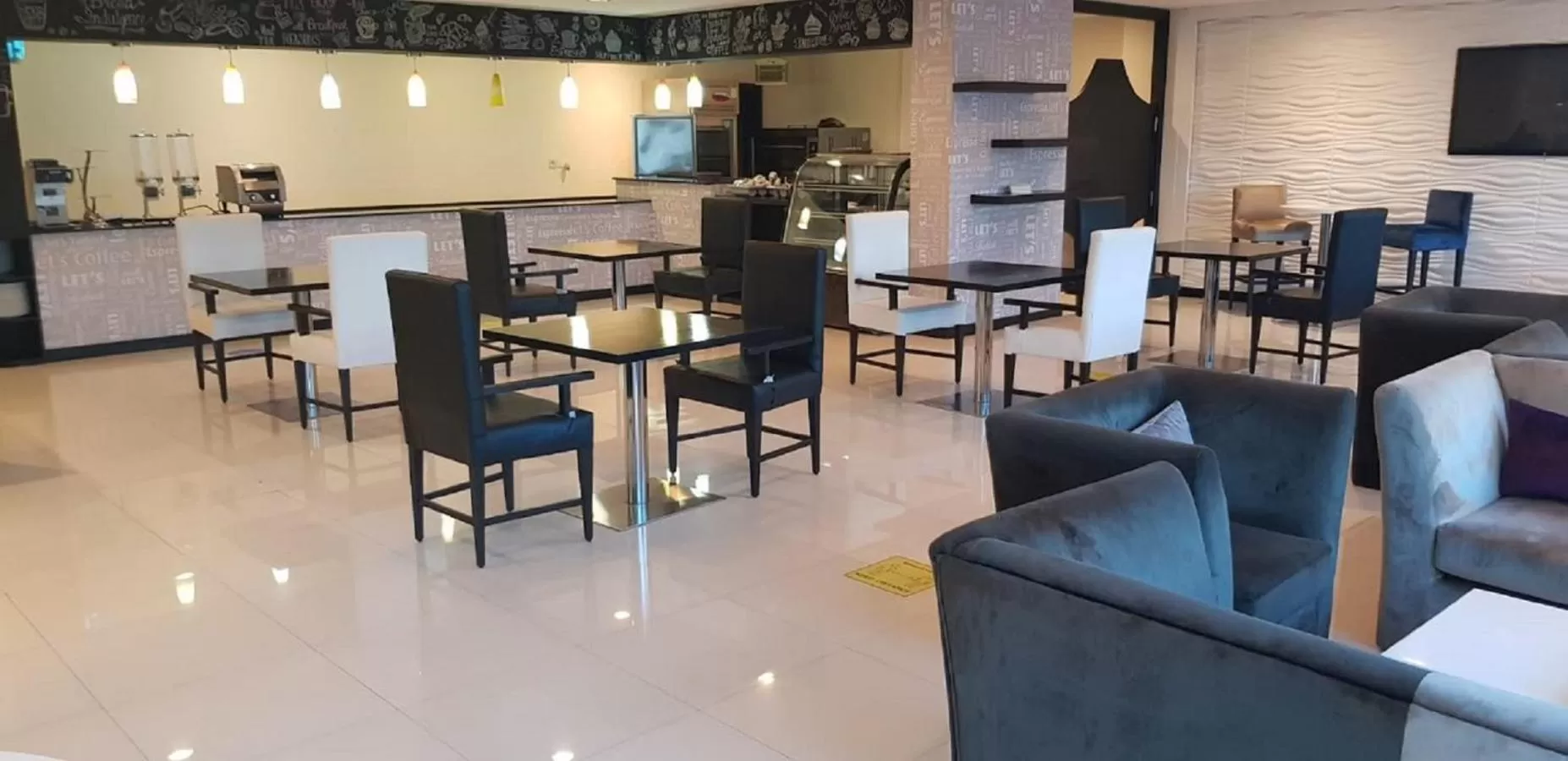 Restaurant/places to eat in Tulip Hotel & Suites