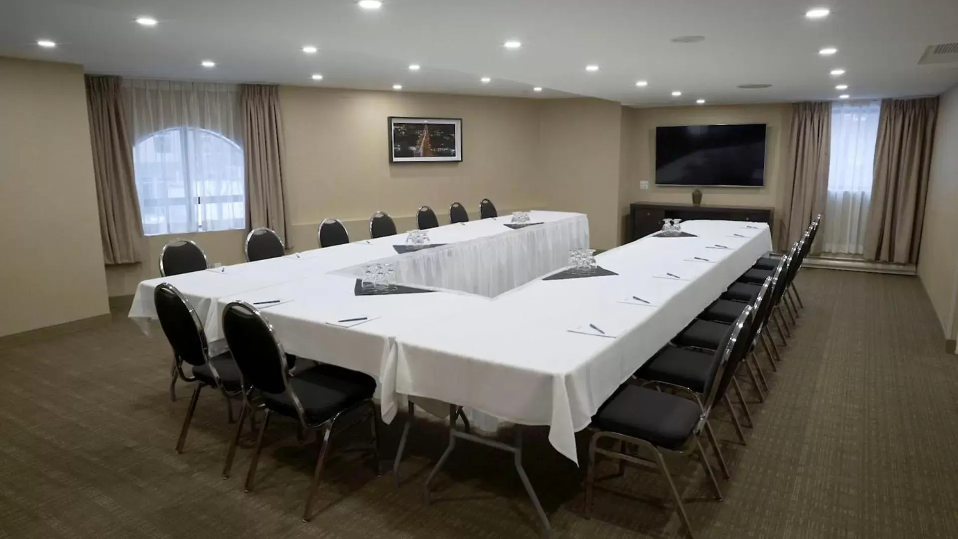 Business facilities in Les Suites Hotel