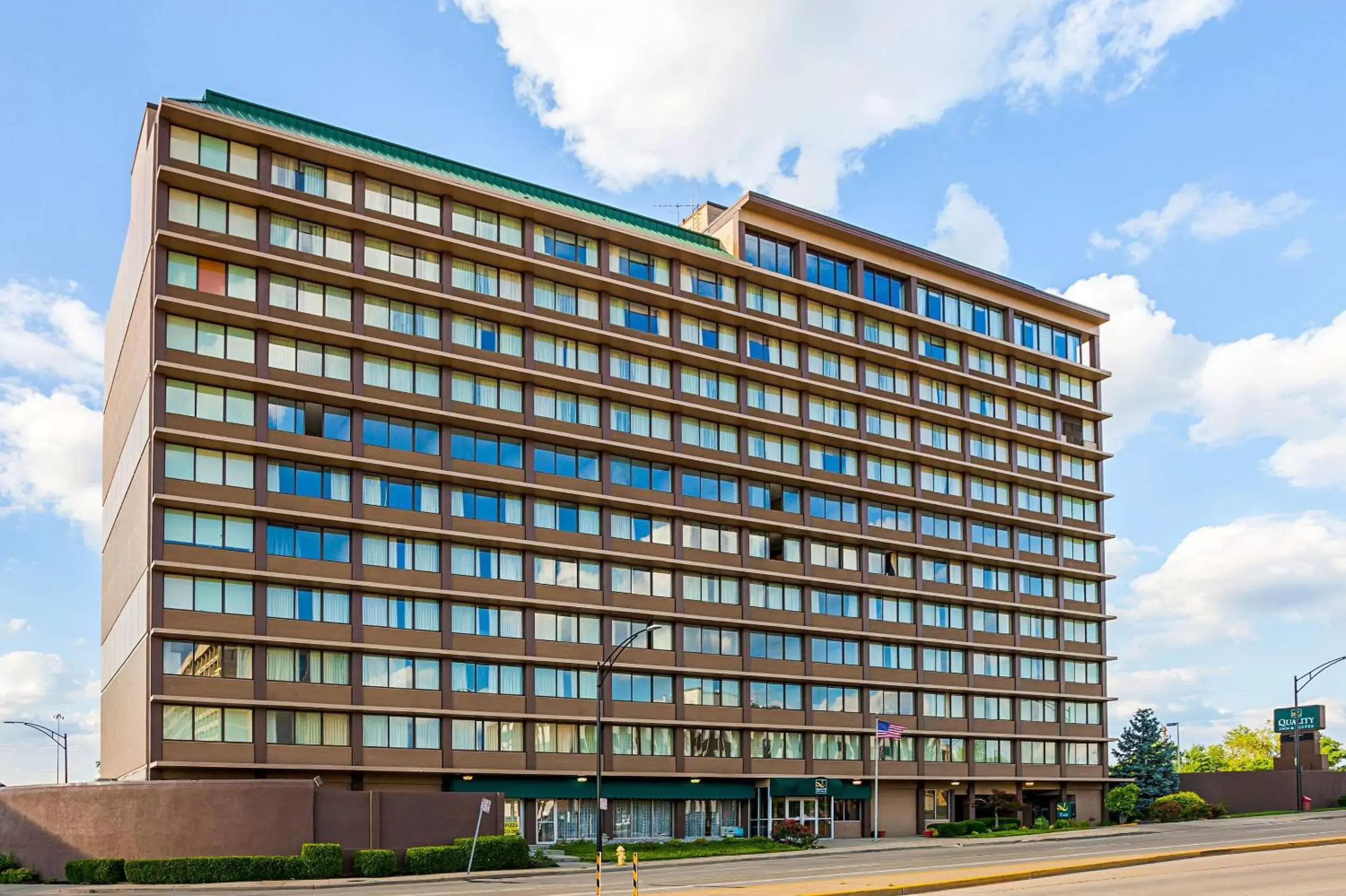 Property Building in Quality Inn & Suites Cincinnati Downtown