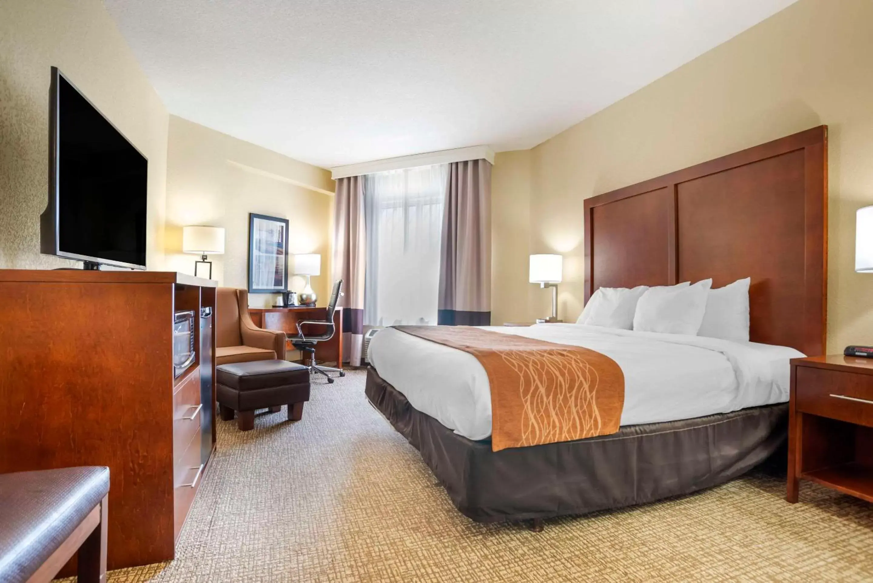 Bedroom, Bed in Comfort Inn & Suites Mobile near Eastern Shore Centre