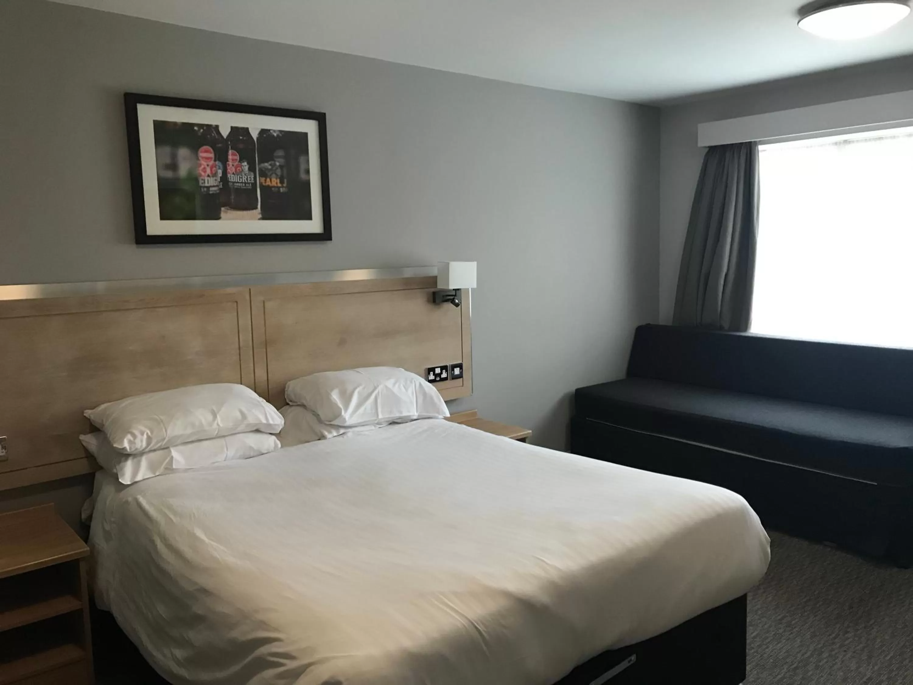 Bedroom, Bed in Crown, Droitwich by Marston's Inns