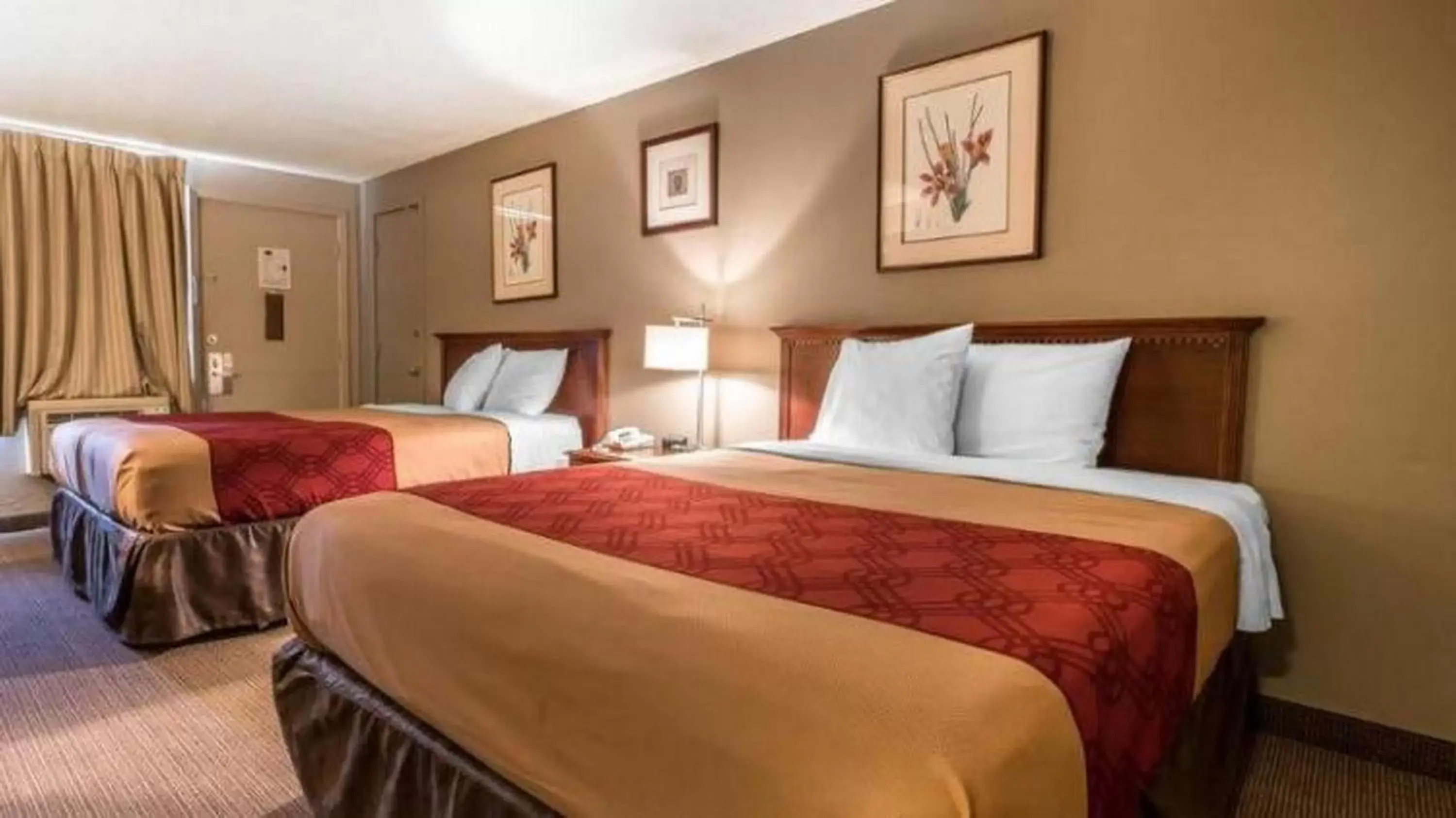 Bedroom, Bed in Red Lion Inn & Suites Yakima