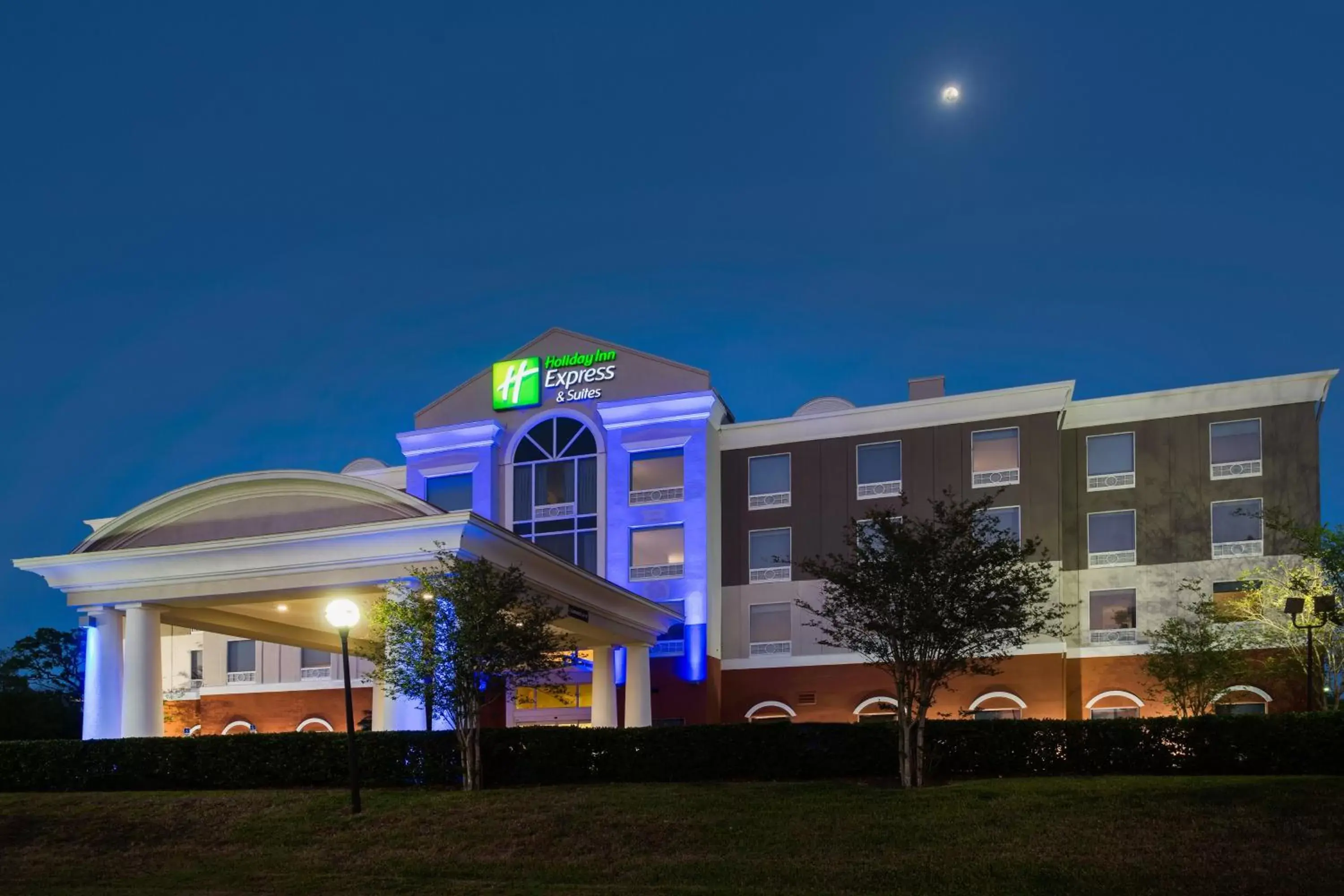 Property Building in Holiday Inn Express Hotel & Suites Tampa-Fairgrounds-Casino, an IHG Hotel