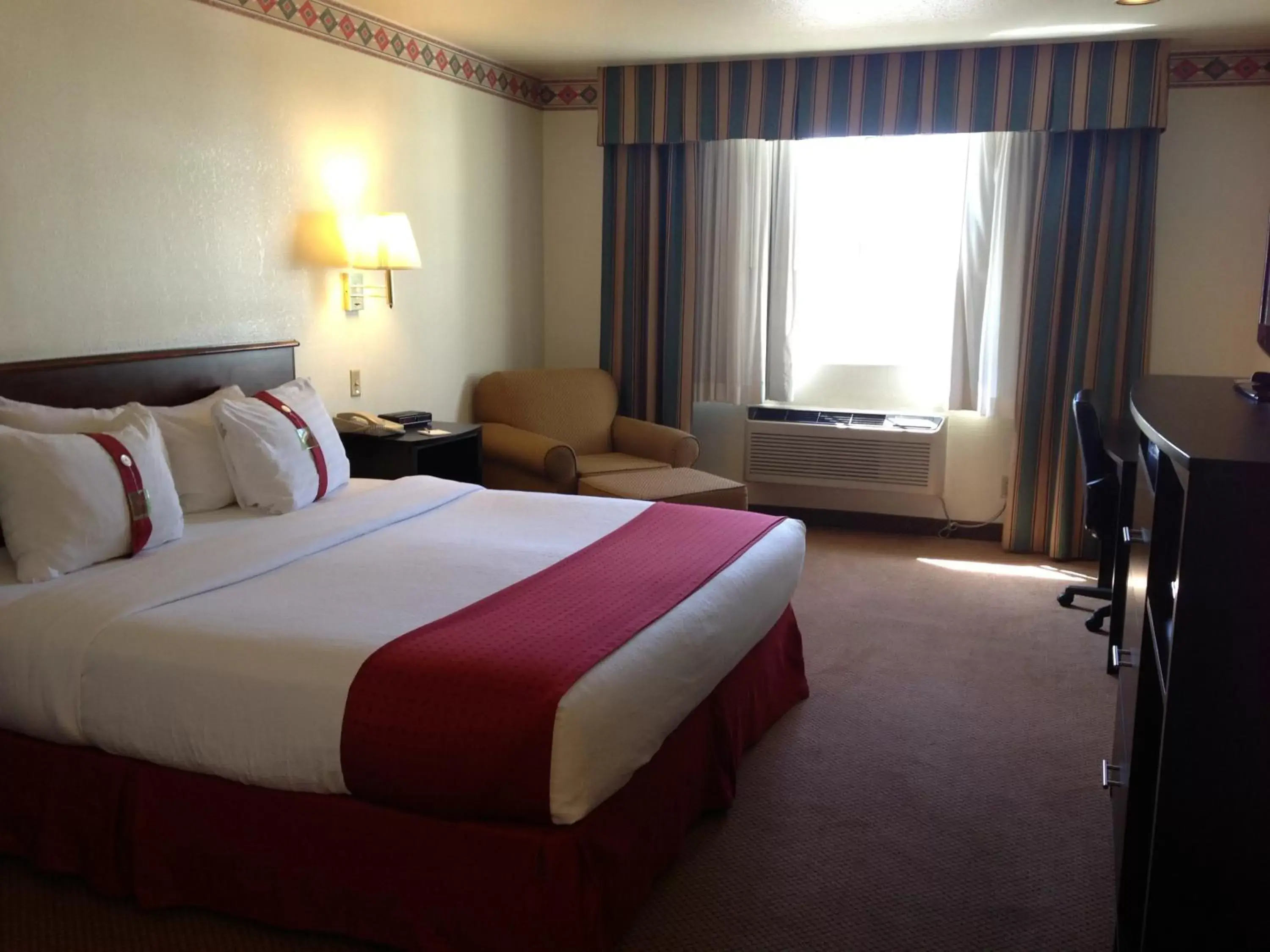 Photo of the whole room, Bed in Ramada by Wyndham Williams/Grand Canyon Area