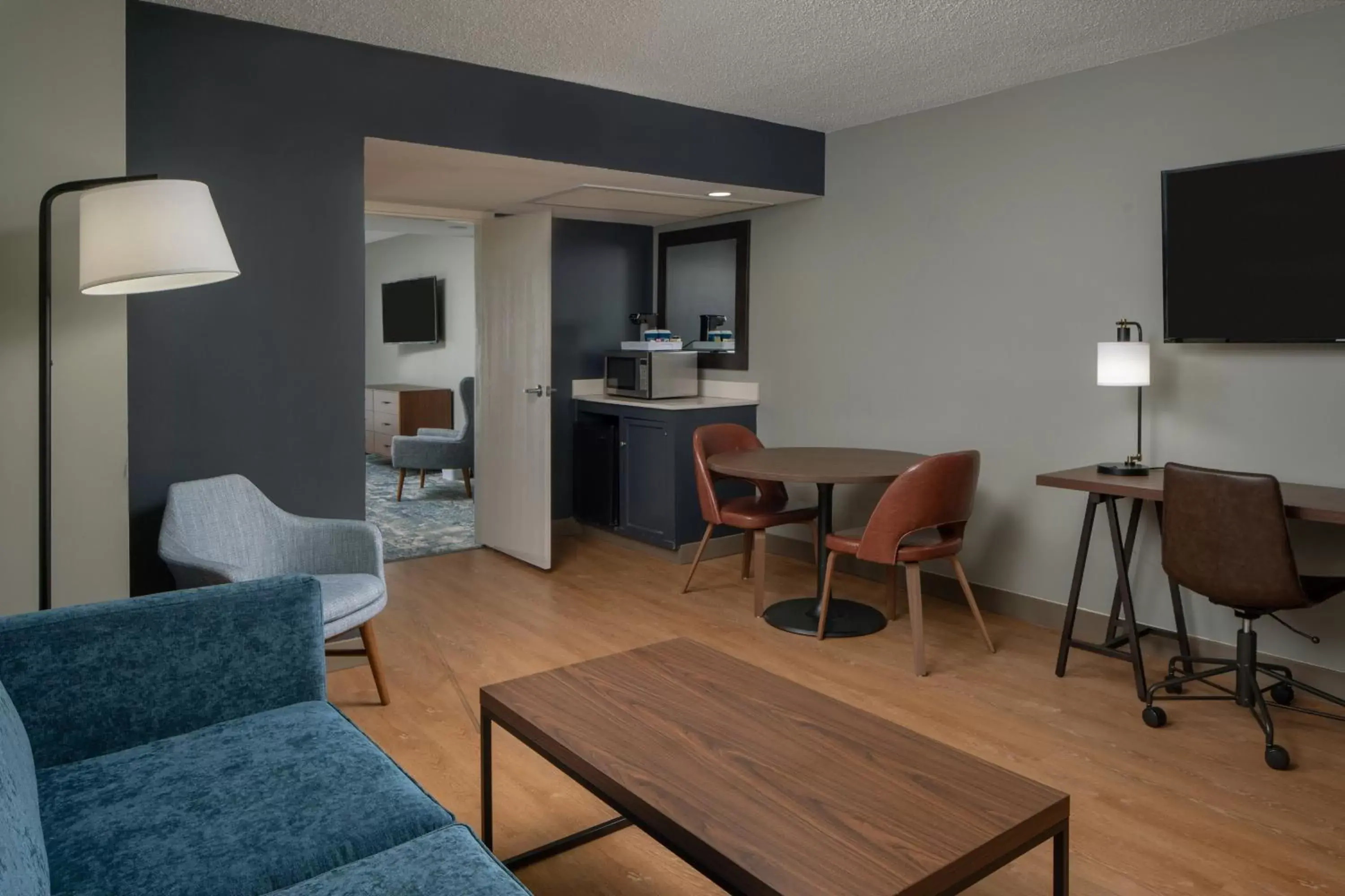 Living room, Seating Area in Four Points by Sheraton Suites Tampa Airport Westshore