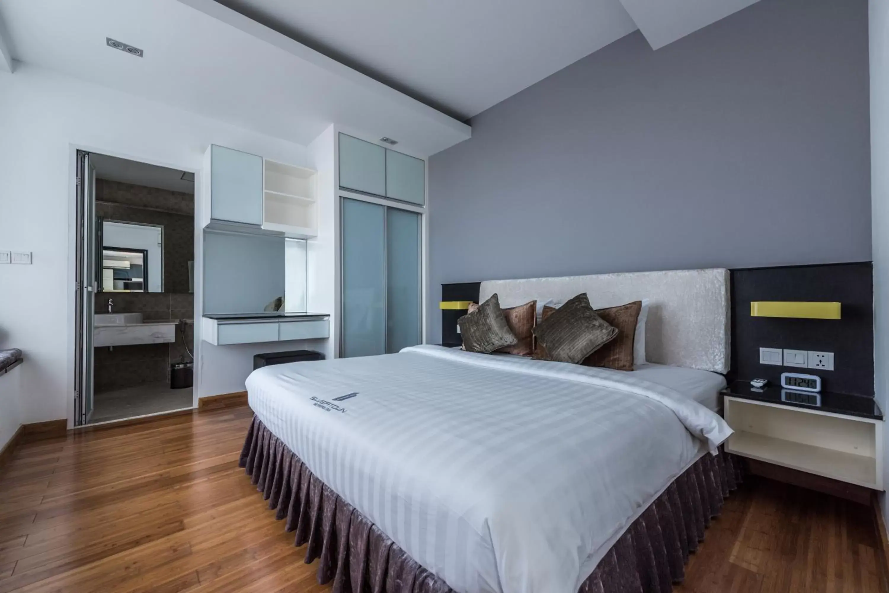Bedroom, Bed in Naki Suites @ Silvertown