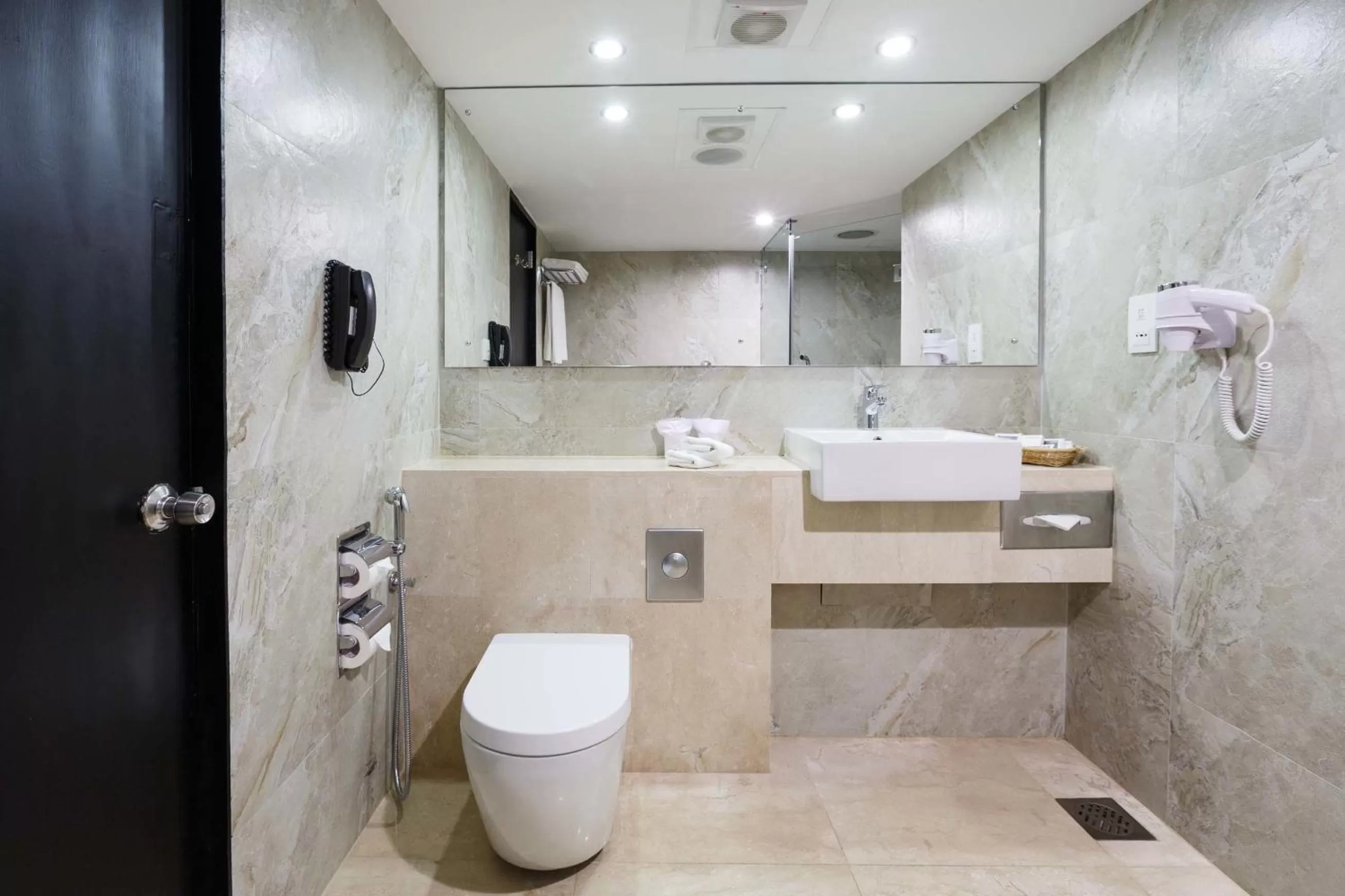 Shower in Ramada Colombo